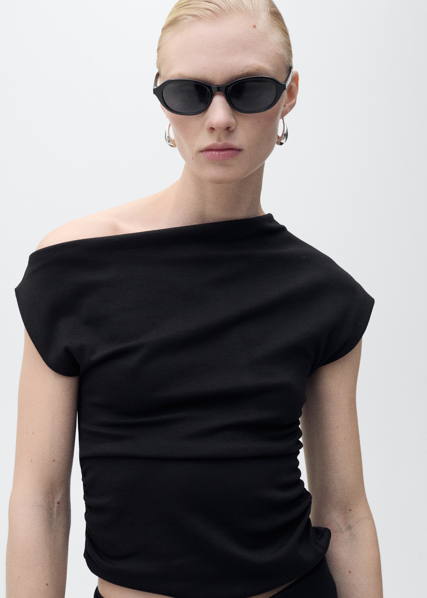 Asymmetrical fitted top - Details of the article 6