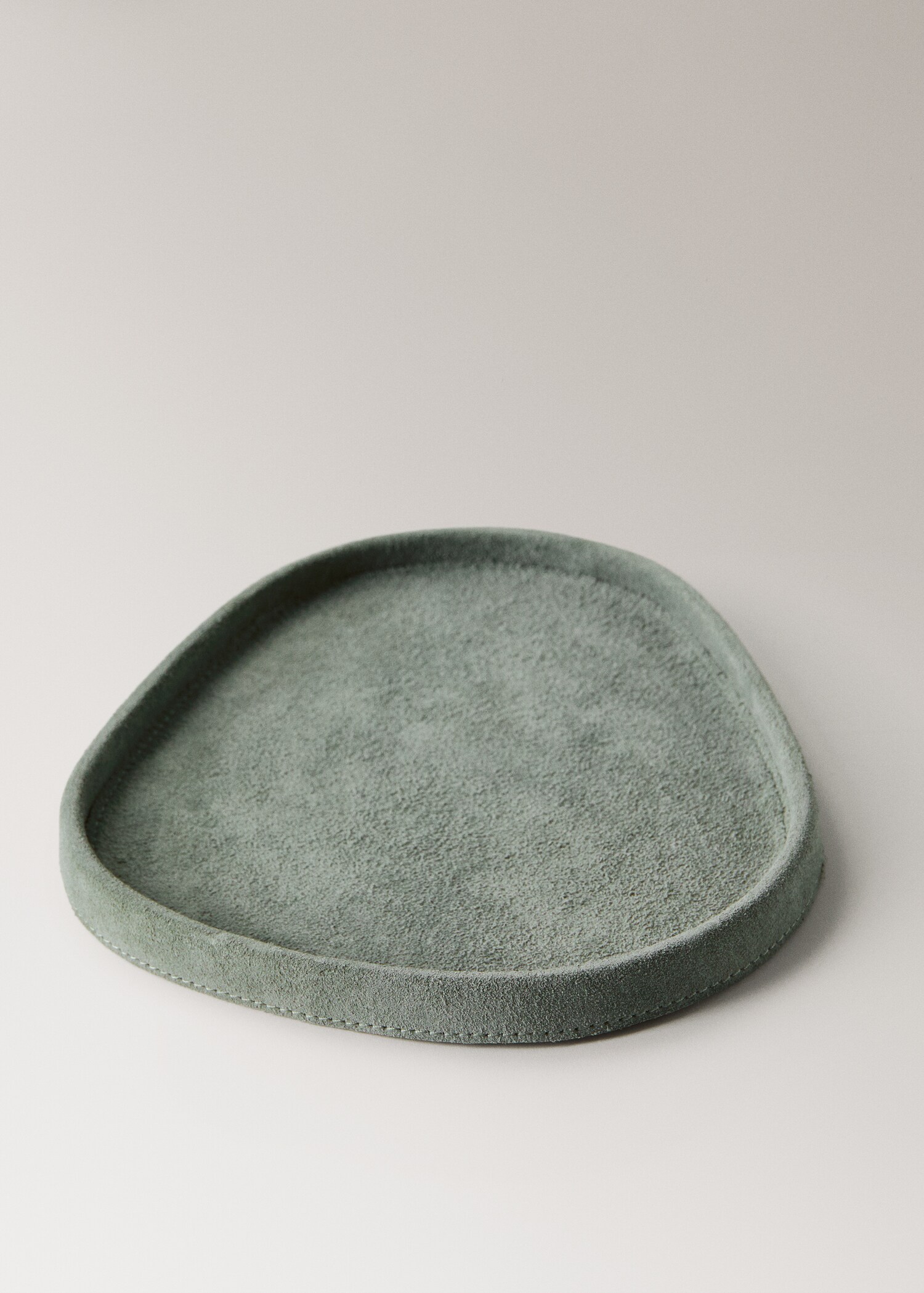 Medium leather tray - Details of the article 1