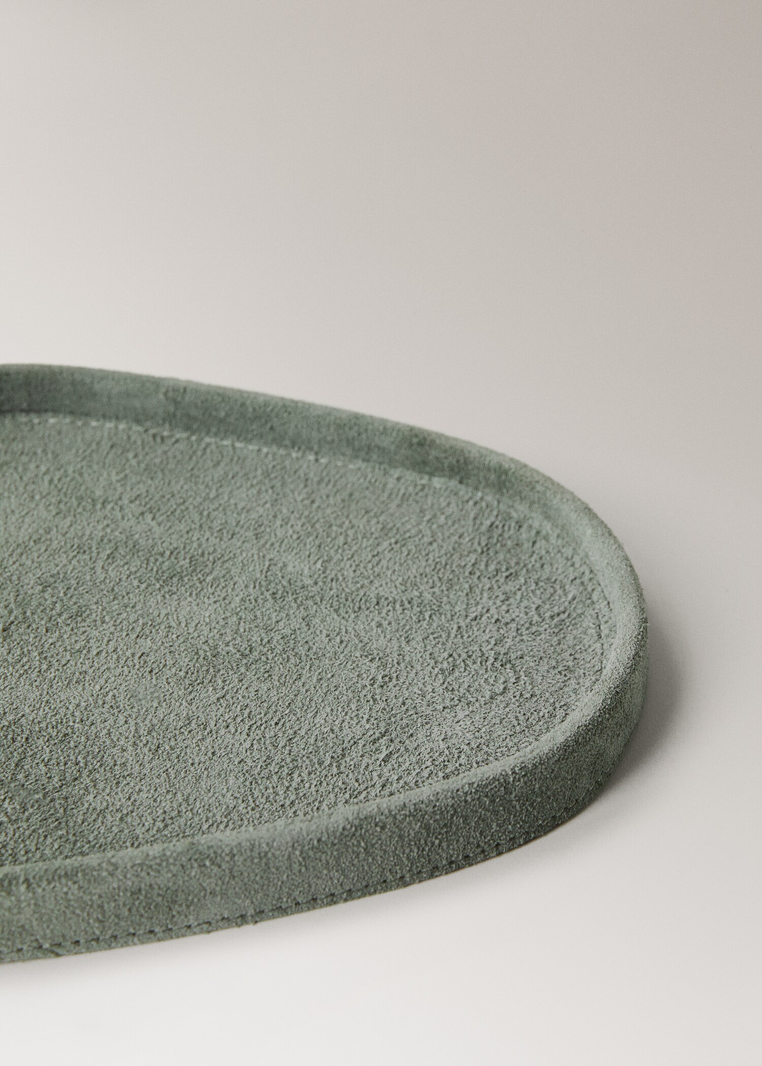 Medium leather tray - Details of the article 2