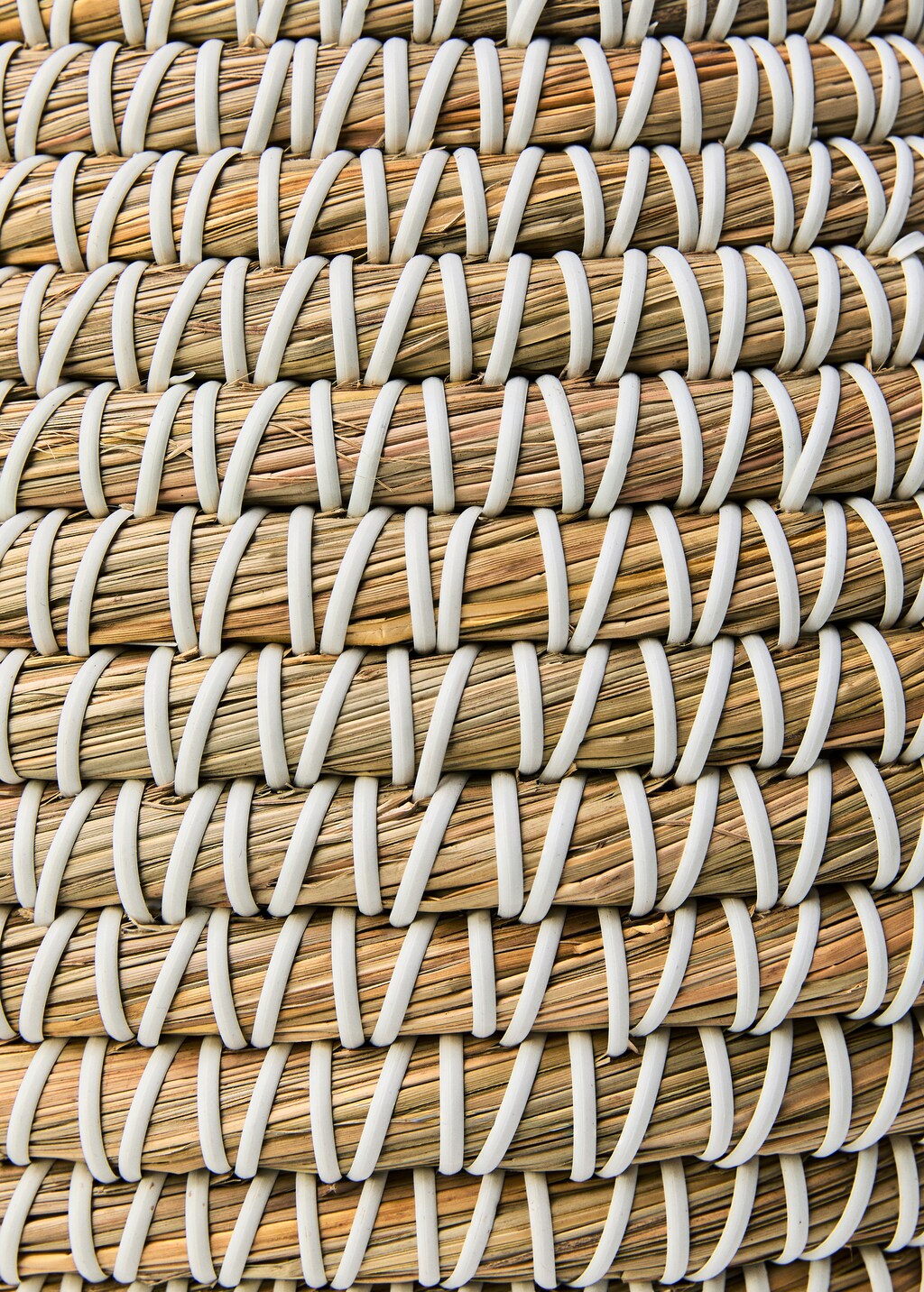 Medium natural fiber basket with oval design