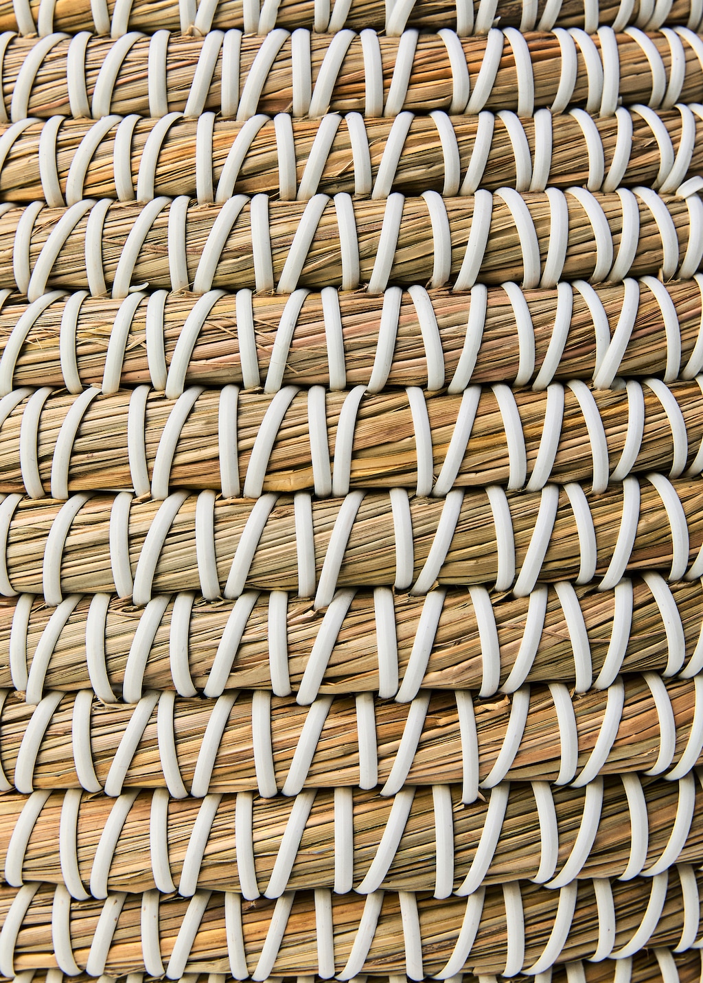 Medium natural fiber basket with oval design