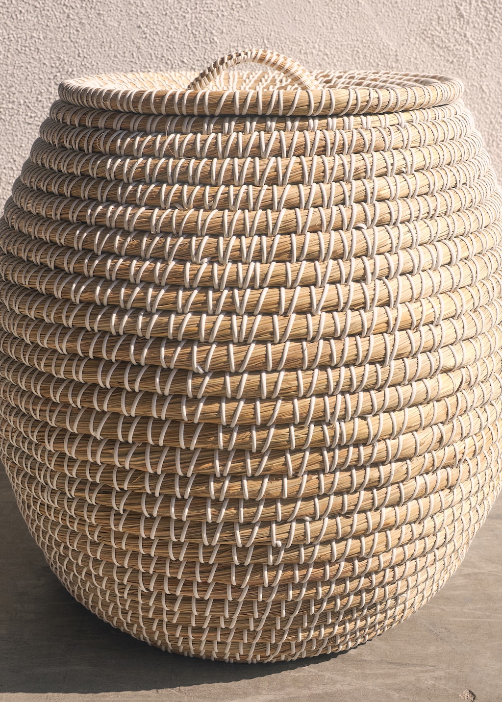 Medium natural fiber basket with oval design