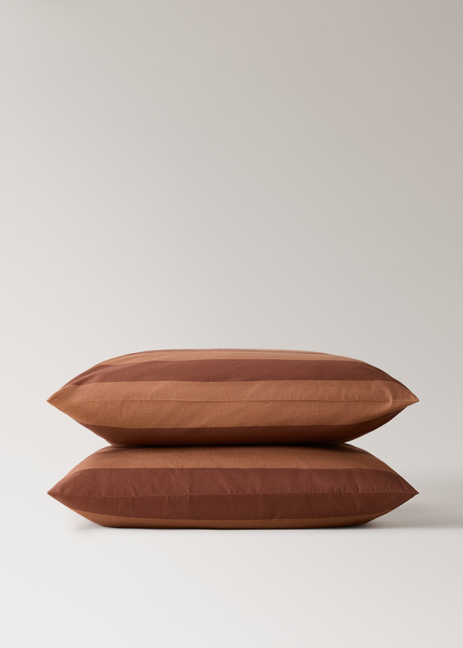Two cotton percale pillowcases with double overlock 60x60 cm - Details of the article 1