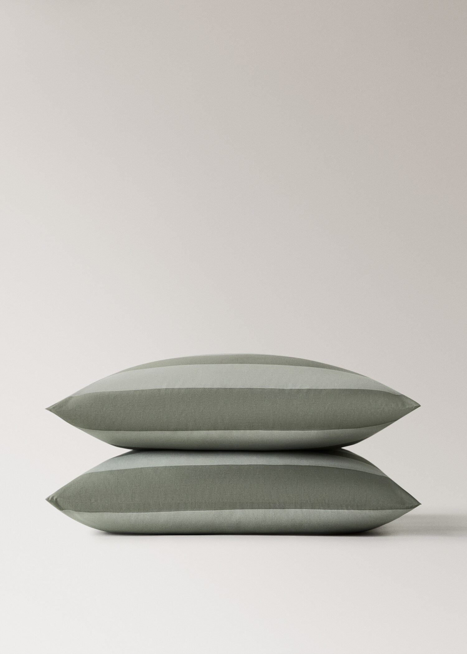 Two cotton percale pillowcases with double overlock 60x60 cm - Details of the article 1