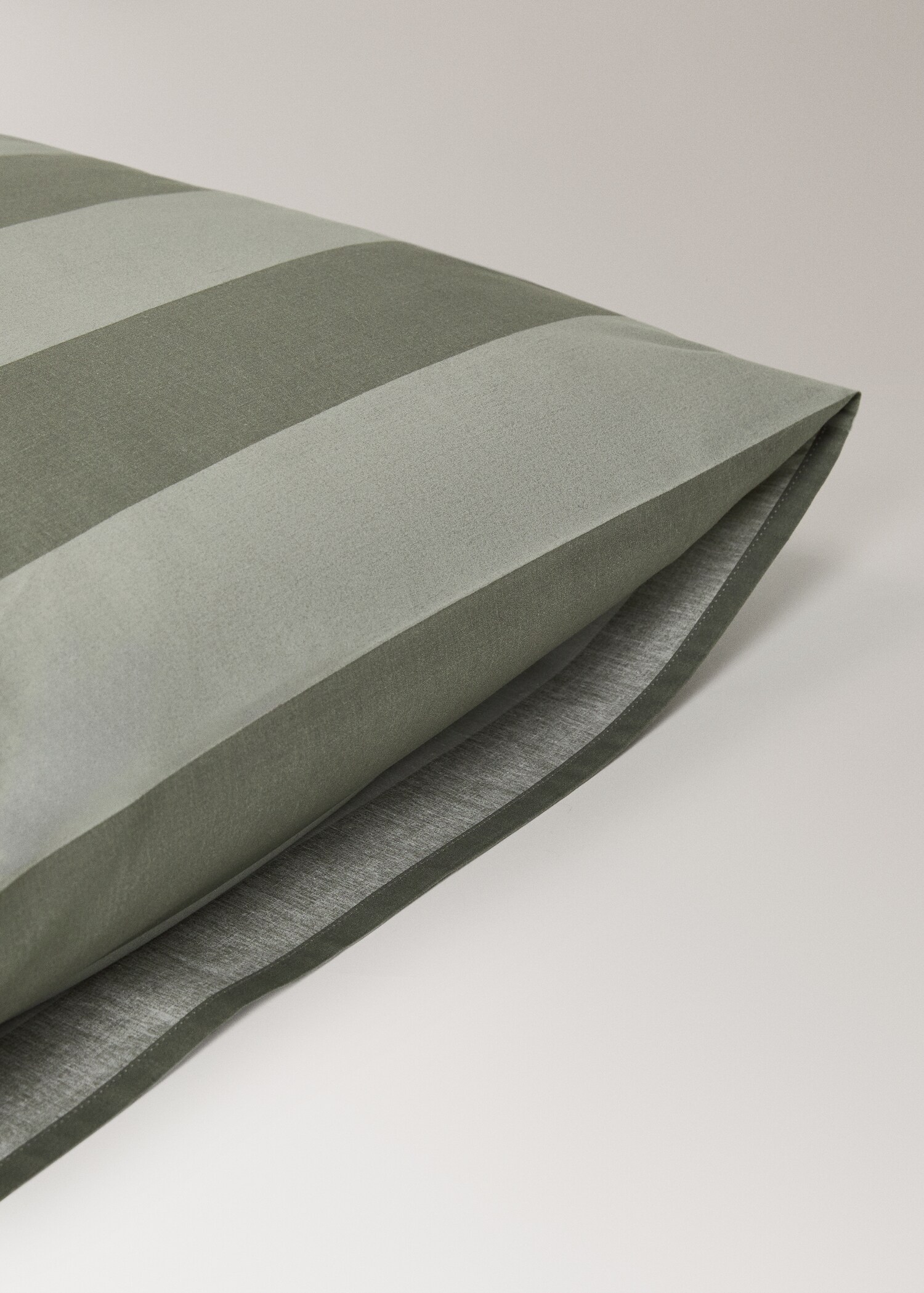 Two cotton percale pillowcases with double overlock 60x60 cm - Details of the article 2
