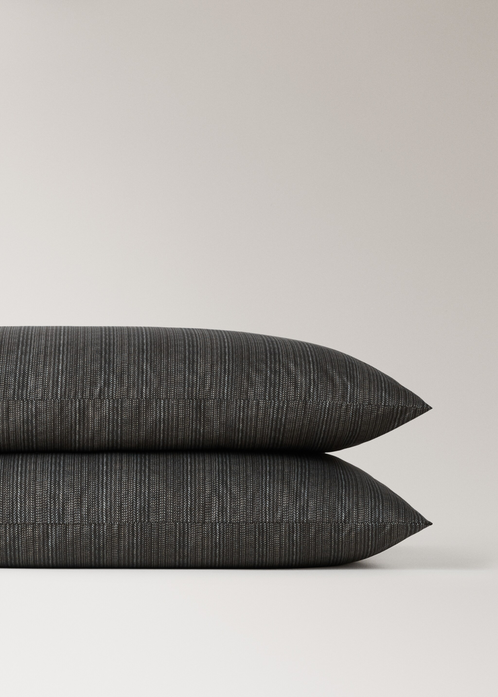 Two percale cotton tailored-print pillowcases 50x75cm - Details of the article 1, Chocolate. Ref: 17011580-00.