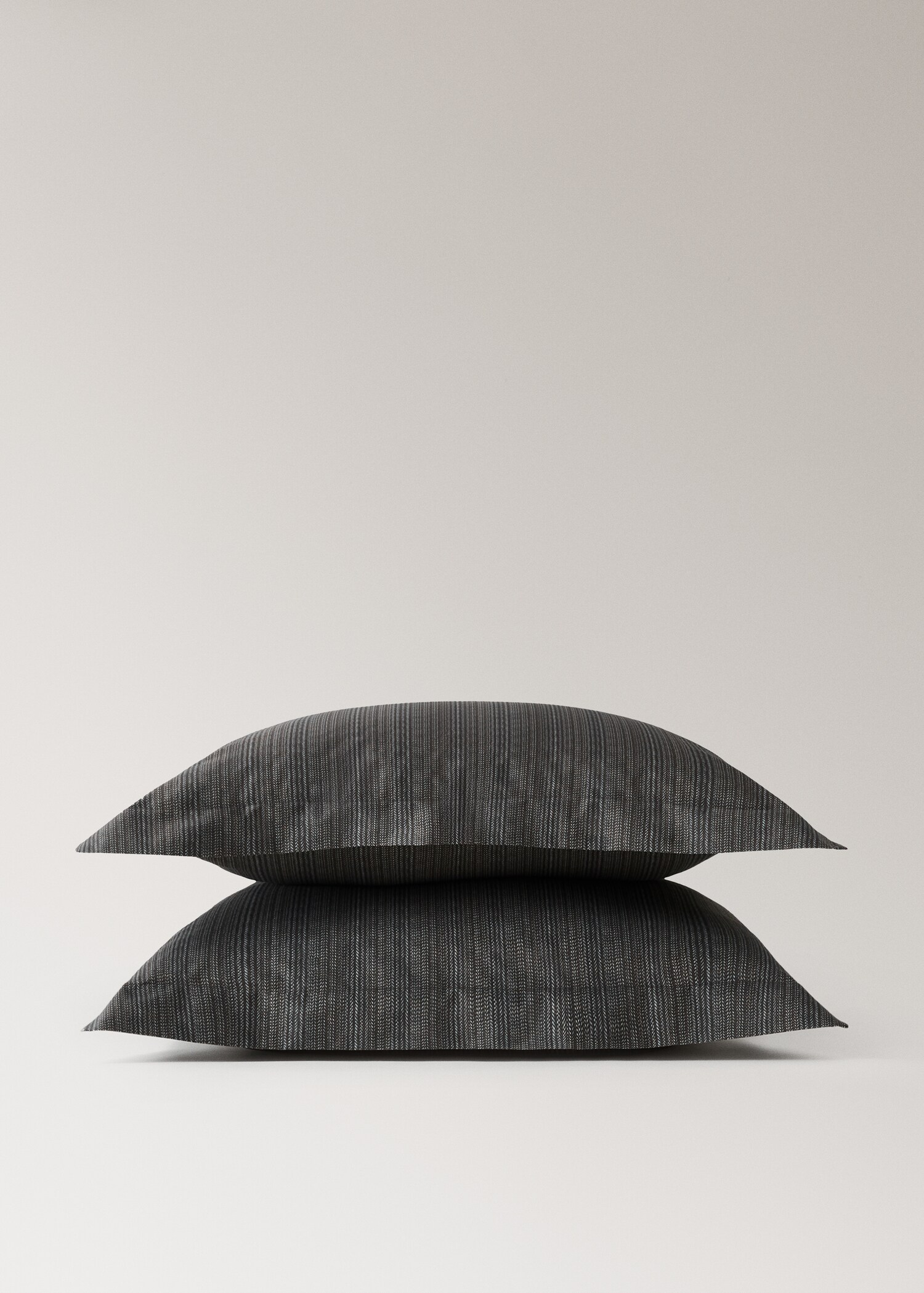 Two tailored printed percale cotton pillowcases 60x60 cm - Details of the article 1