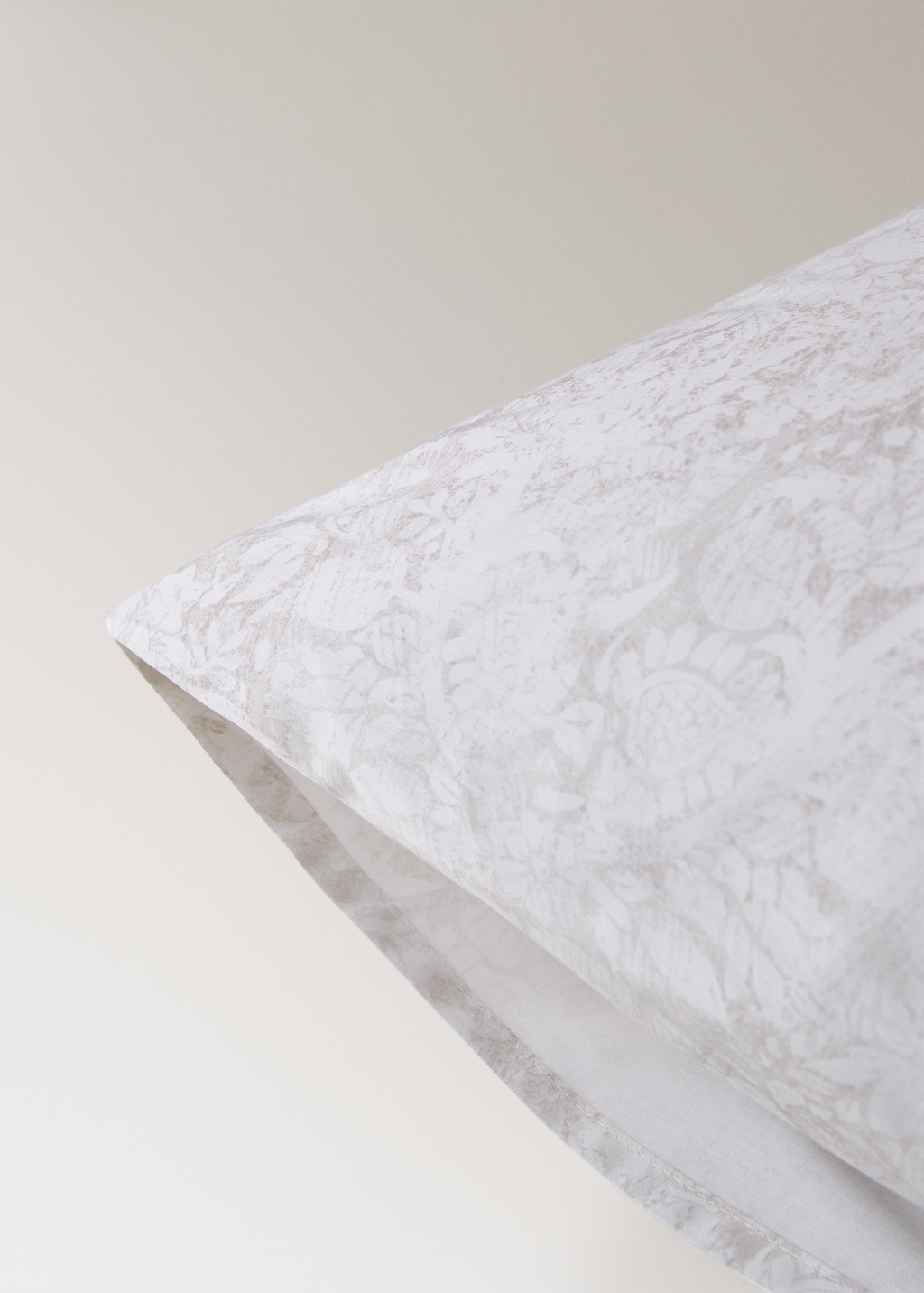 Two cotton percale pillowcases with blurred floral print 50x75 cm