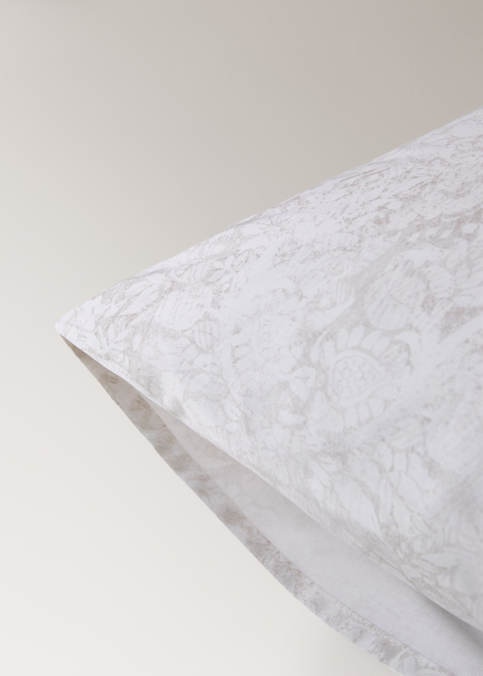 Two cotton percale printed faded flower 60x60 cm pillowcases - Details of the article 1, Beige. Ref: 17011587-00.