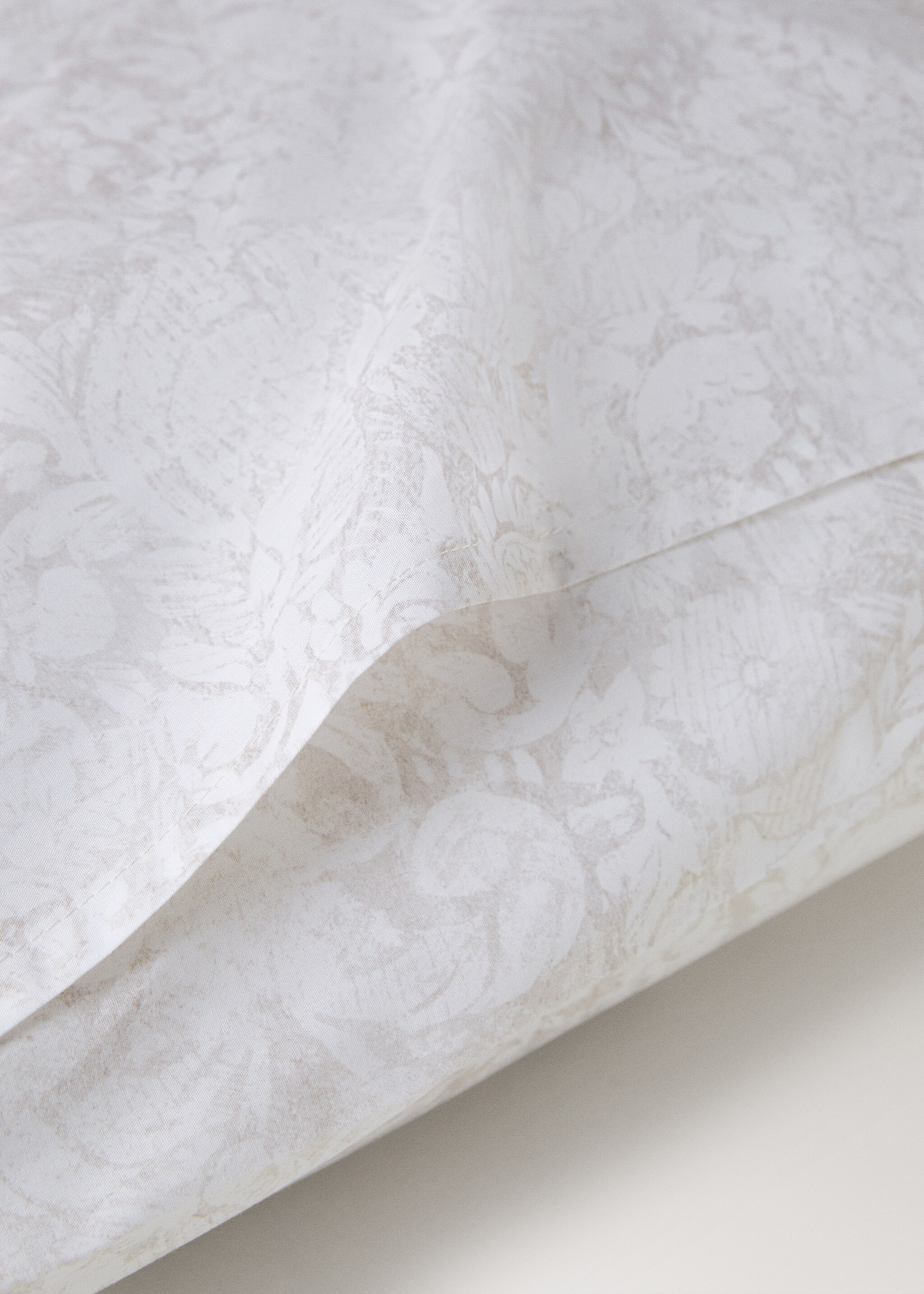 Two cotton percale printed faded flower 60x60 cm pillowcases - Details of the article 2, Beige. Ref: 17011587-00.