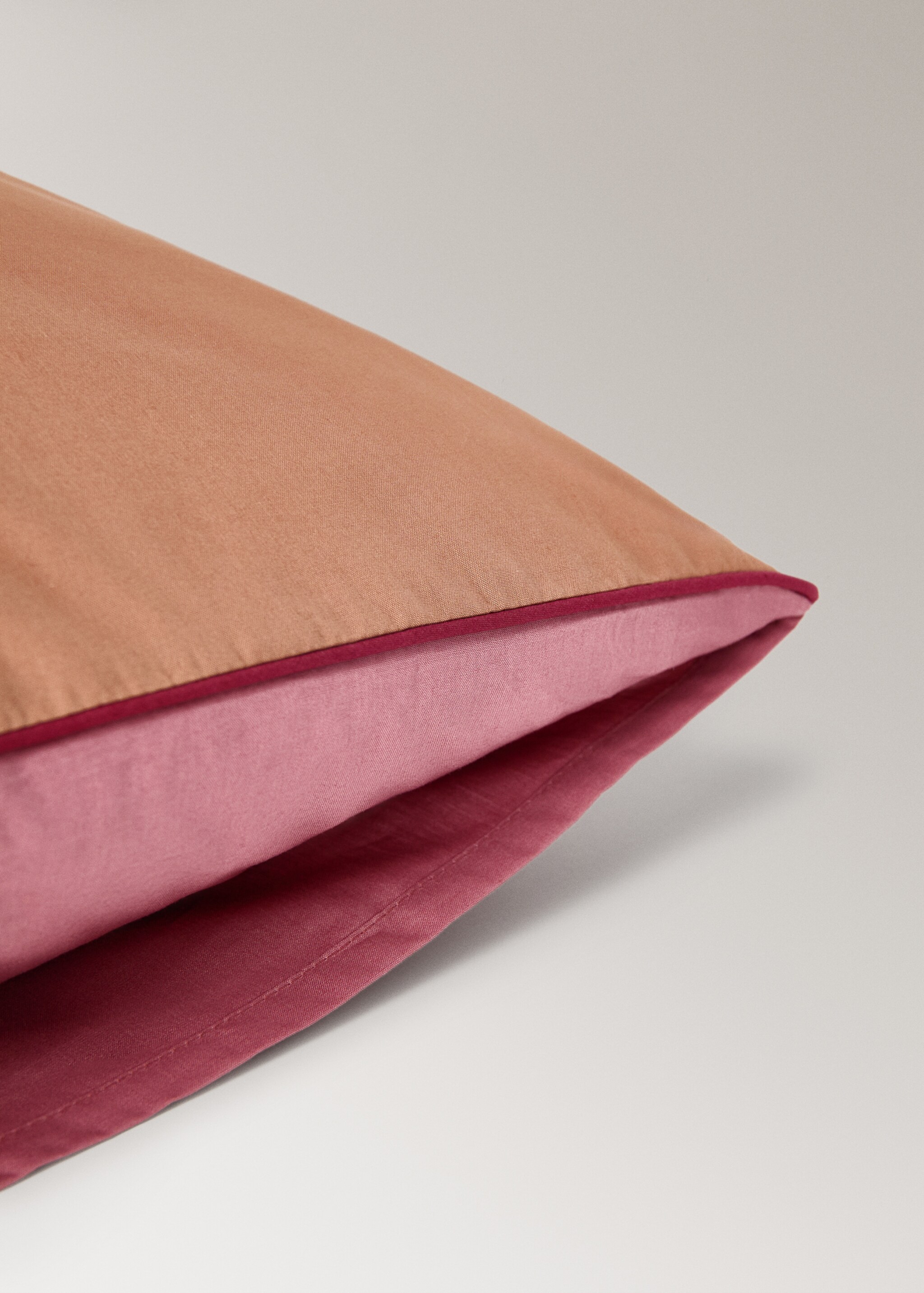 Reversible percale cotton pillowcase with contrasting piping 50x75 cm - Details of the article 2, Pink. Ref: 17011592-00.