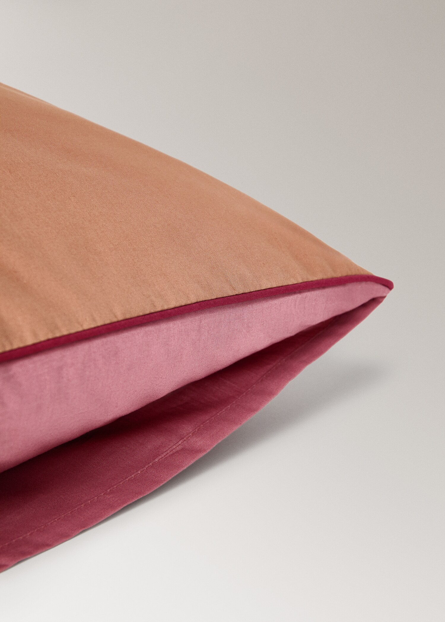 Reversible cotton percale pillowcase with contrasting trim, 50x75 cm - Details of the article 2
