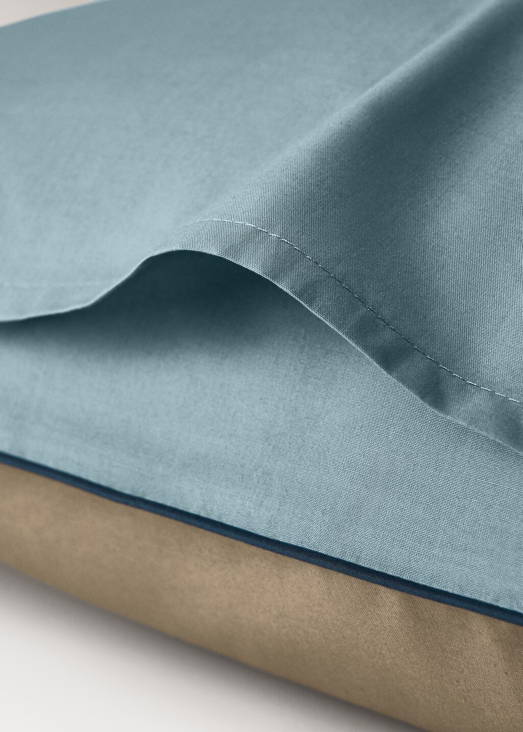 Reversible percale cotton pillowcase with contrasting piping 60x60 cm