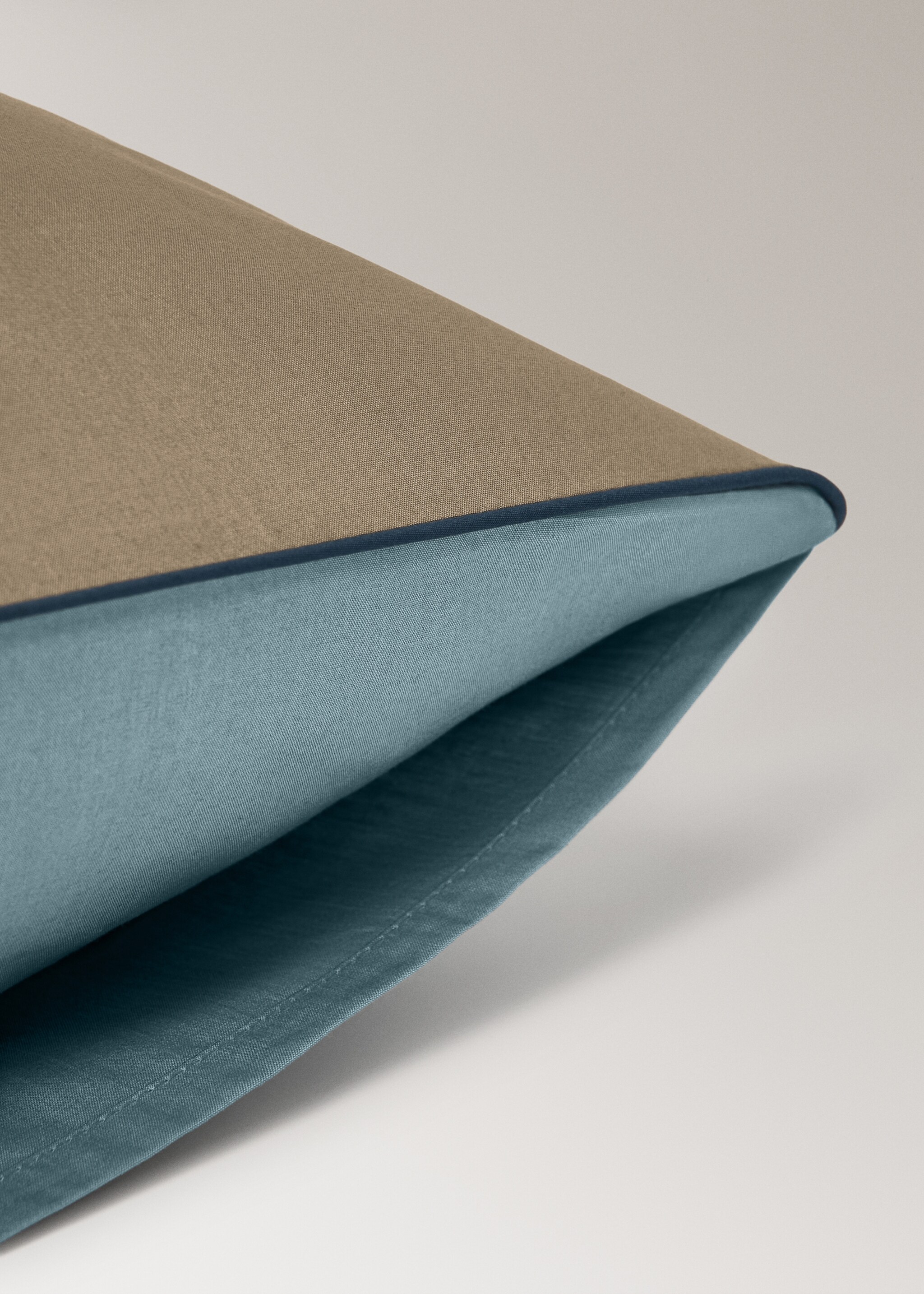 Reversible cotton percale pillowcase with vivid contrast, 60x60 cm - Details of the article 2, Blue. Ref: 17011593-00.
