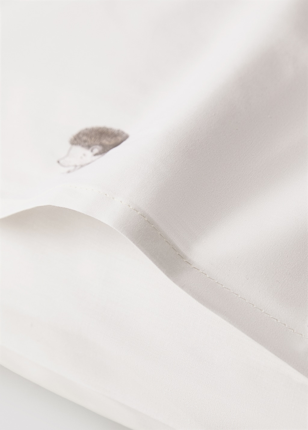 Percale cotton pillowcase with hedgehog print 50x75 cm
