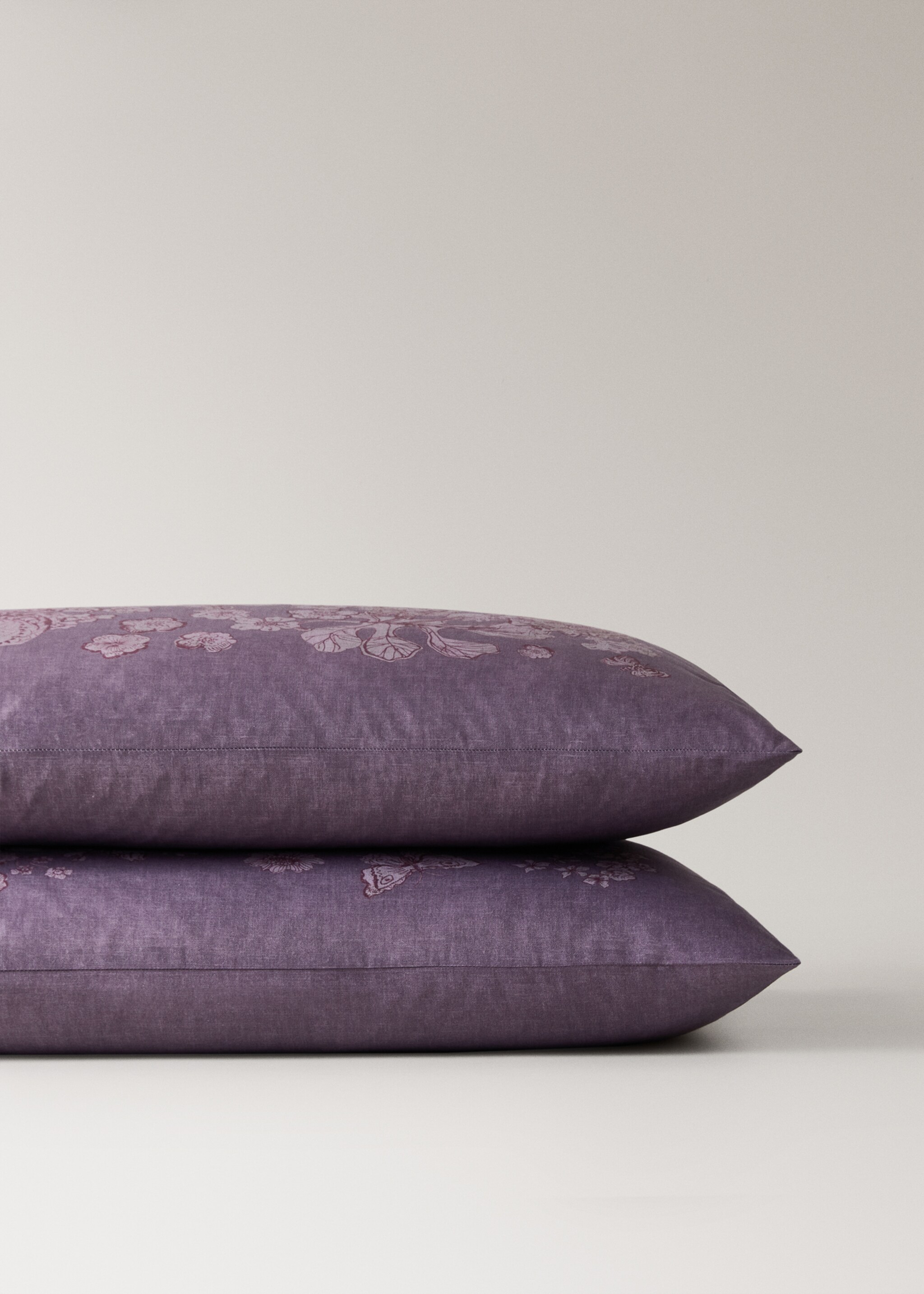 Percale cotton floral-print pillowcase 50x75 cm - Details of the article 1, Plum. Ref: 17011609-00.