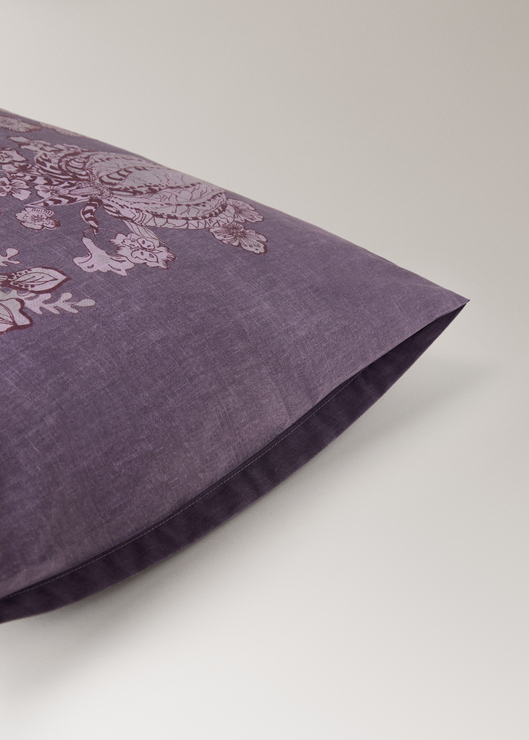 Percale cotton floral-print pillowcase 50x75 cm - Details of the article 2, Plum. Ref: 17011609-00.