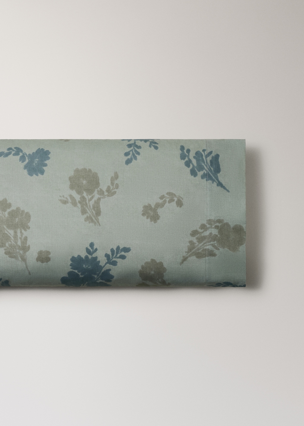 200-thread count percale cotton pillowcase with blurred floral print 45x110 cm