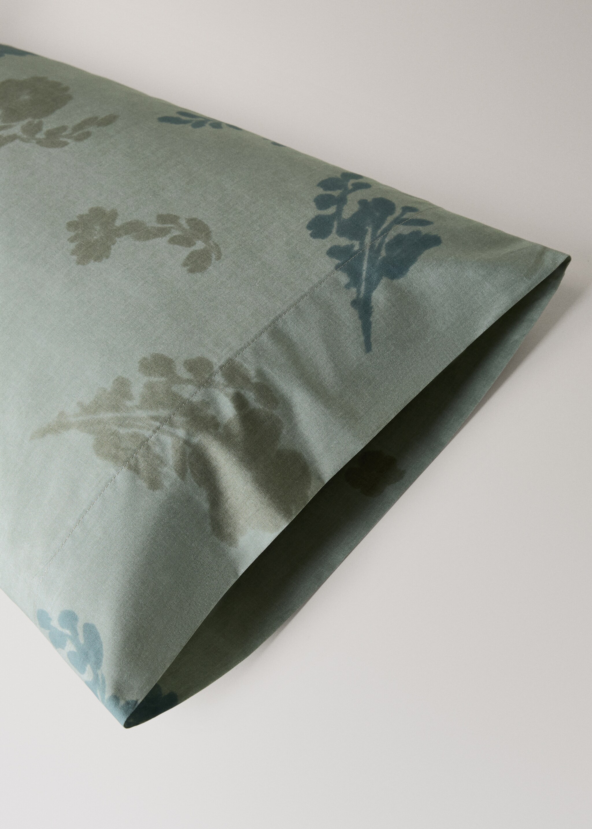 200 thread count cotton percale pillowcase with faded floral pattern 45x110 cm - Details of the article 1, Aqua Green. Ref: 17011611-00.