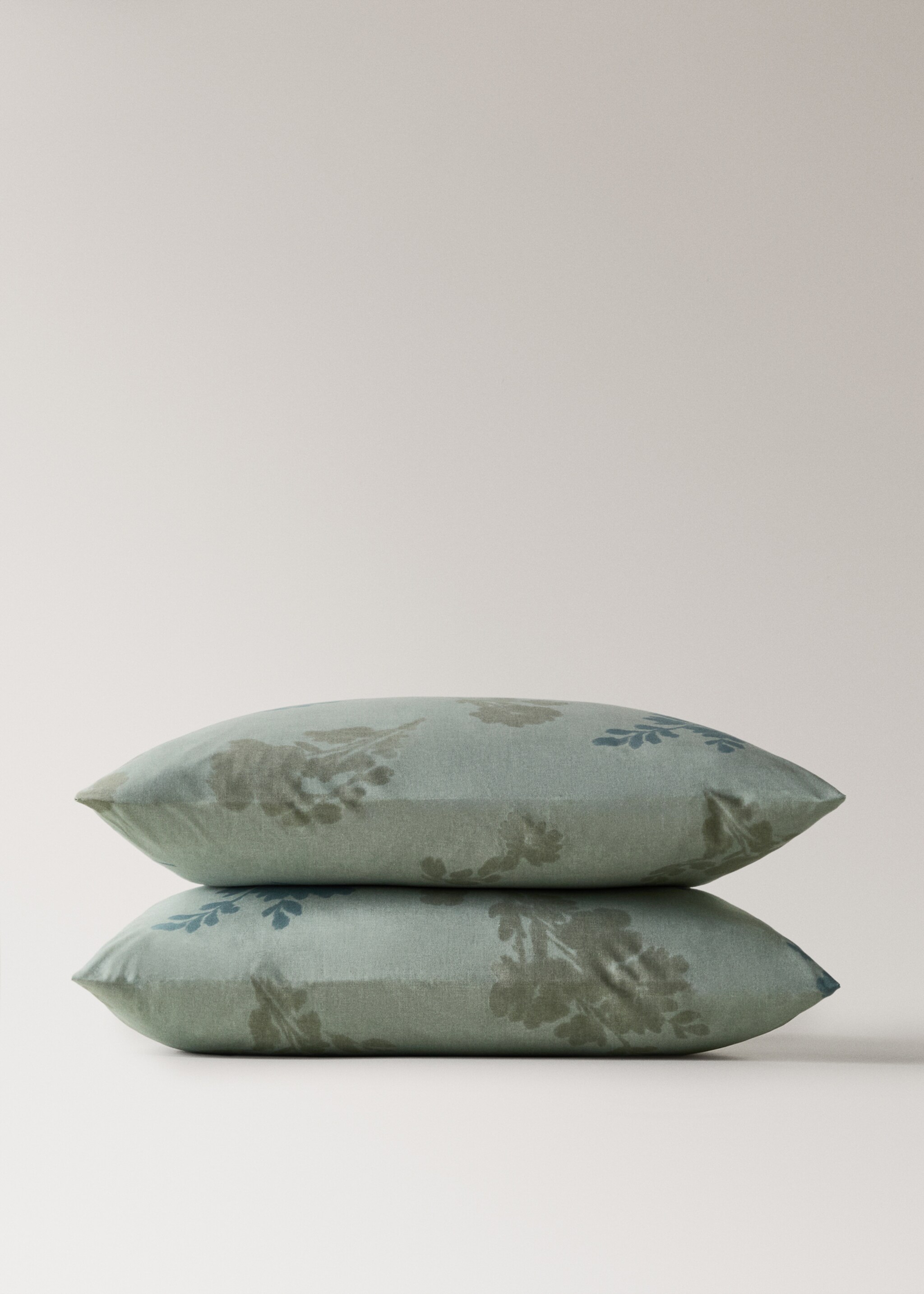 200 thread count cotton percale pillowcase with faded floral pattern 60x60 cm - Details of the article 1, Aqua Green. Ref: 17011613-00.