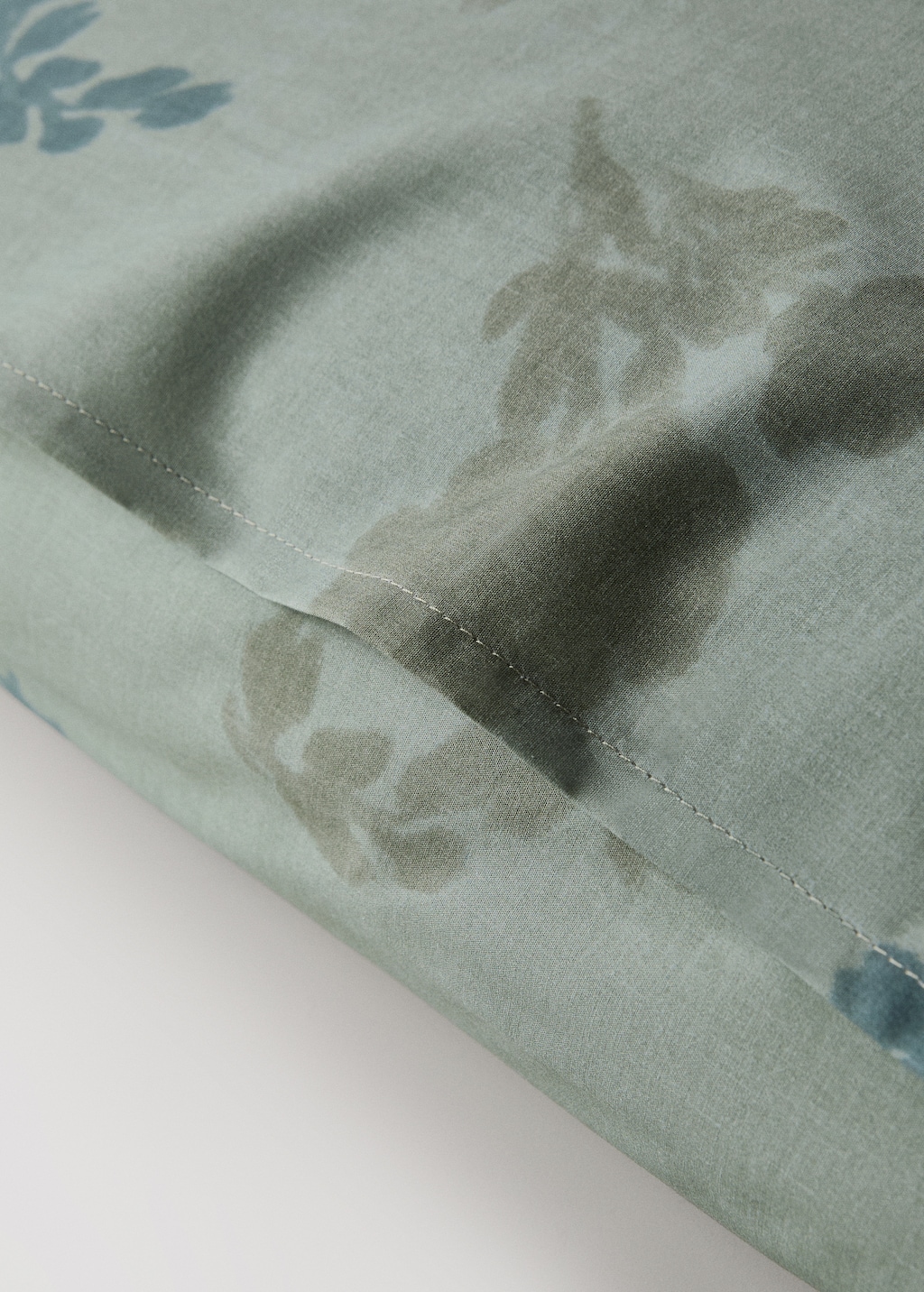 200-thread count percale cotton pillowcase with blurred floral print 60x60 cm