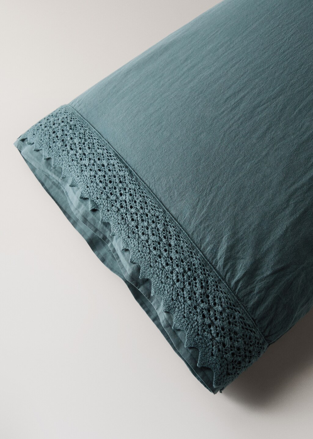 Washed cotton pillowcase with lace trim 45x110 cm