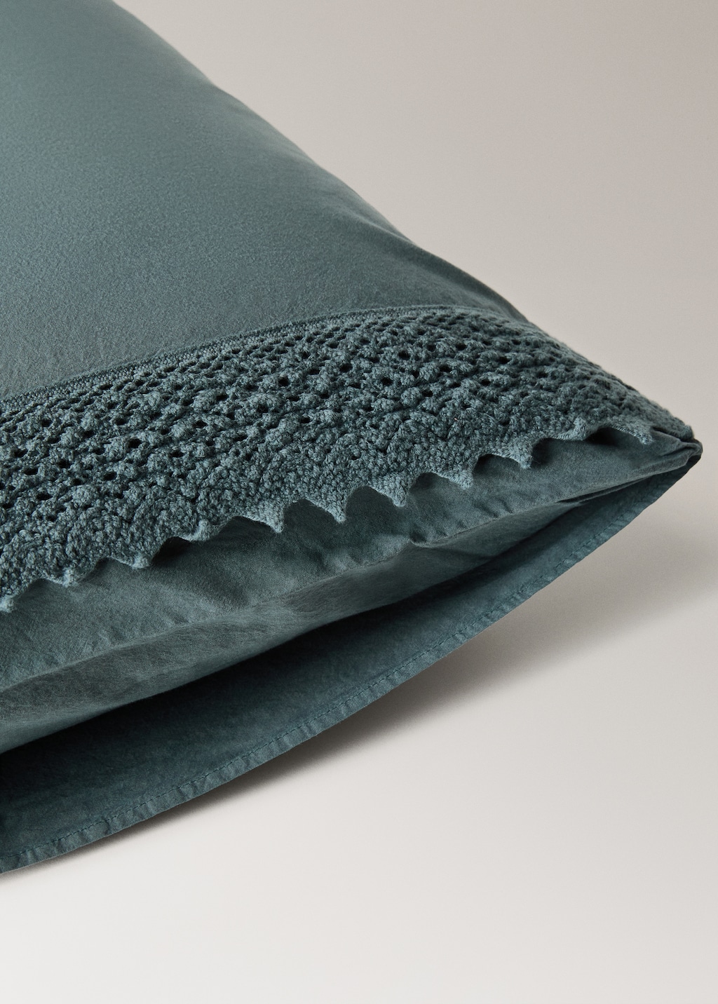 Two washed cotton pillowcases with lace trim 50x75 cm