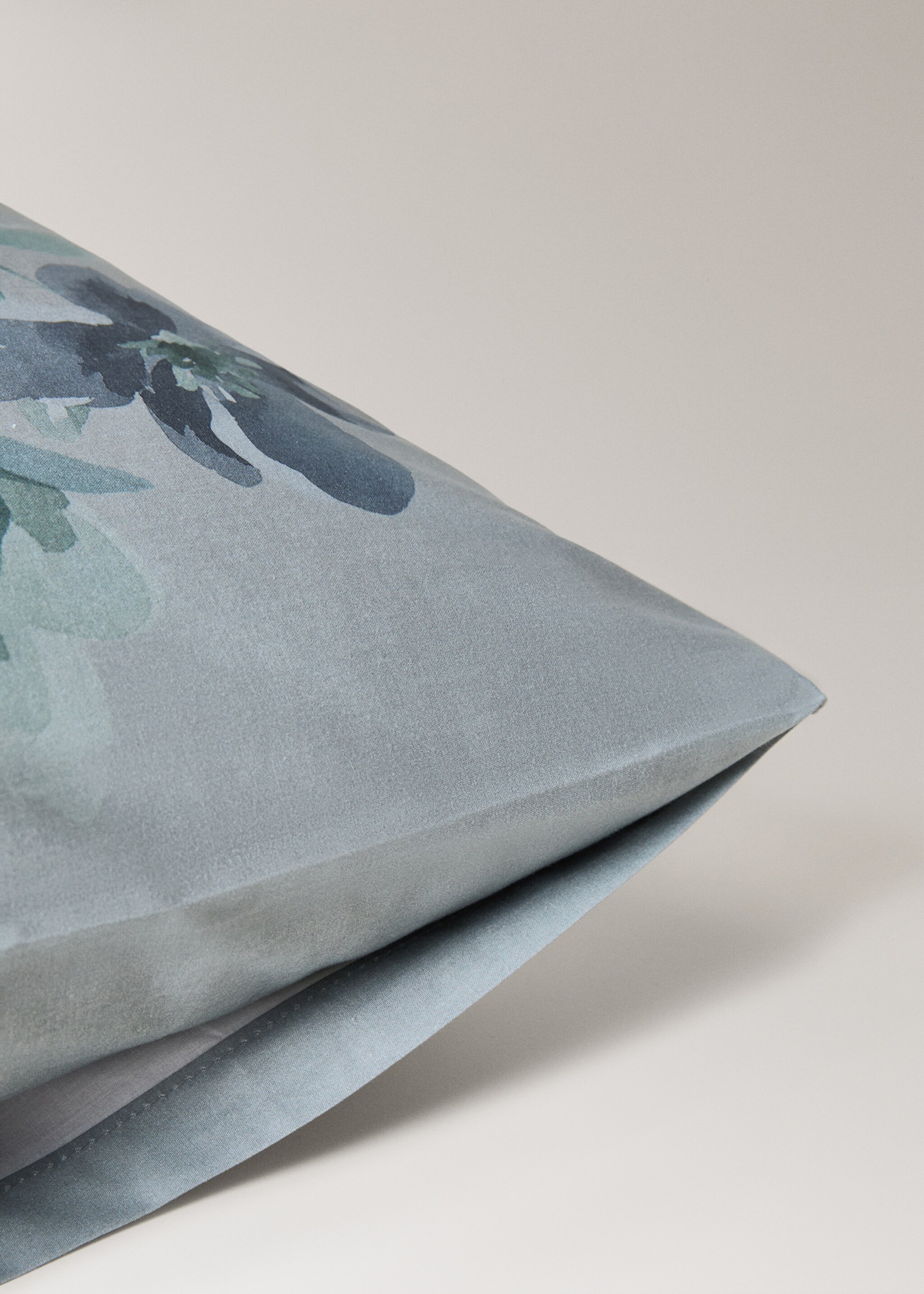 Percale cotton watercolour floral-print pillowcase 50x75 cm - Details of the article 2, Aqua Green. Ref: 17011628-00.