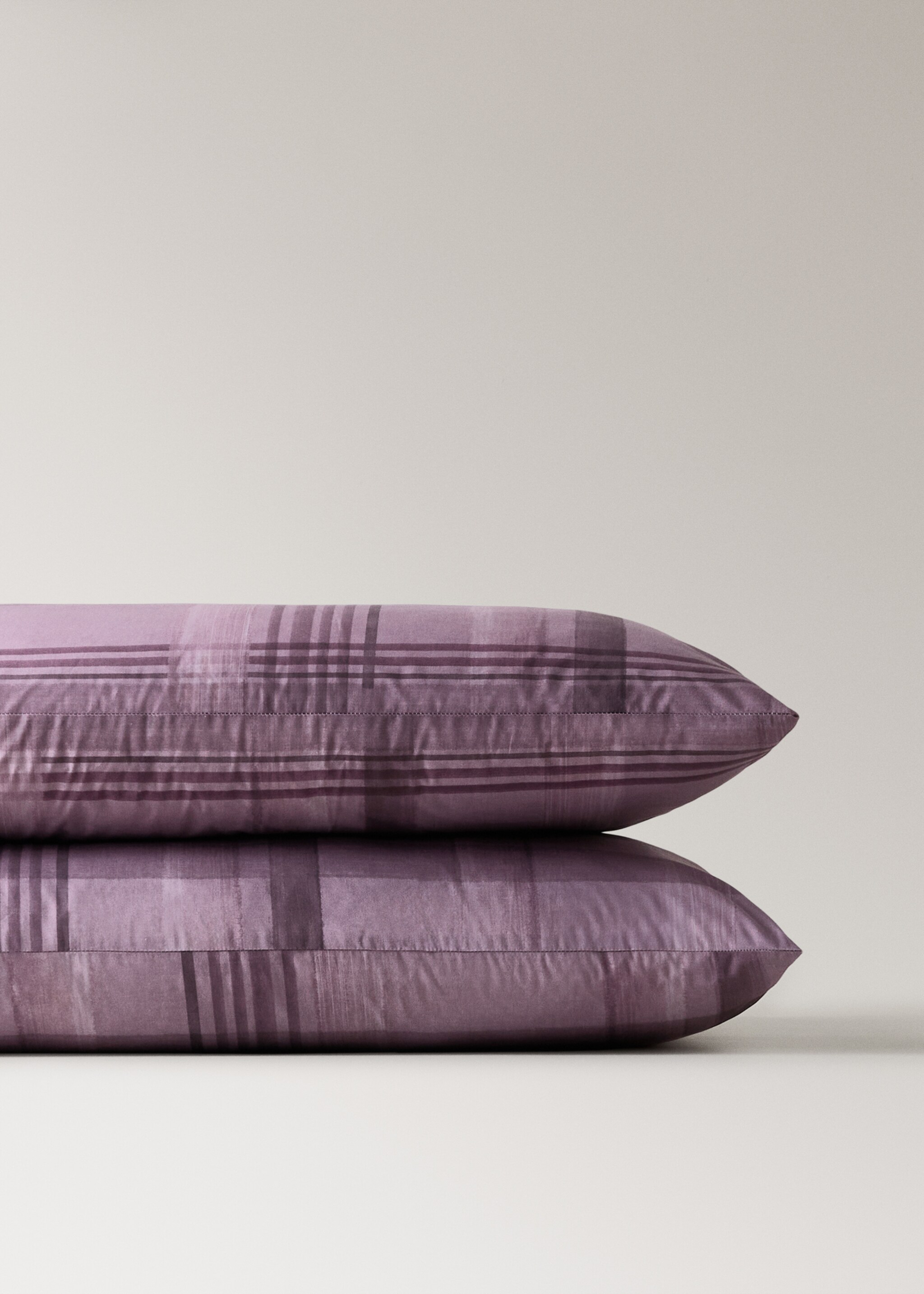 Kussensloop van perkalkatoen met geruite aquarelprint, bed  50x75 cm - Detail van het artikel 1, Pruim. Ref: 17011634-00.