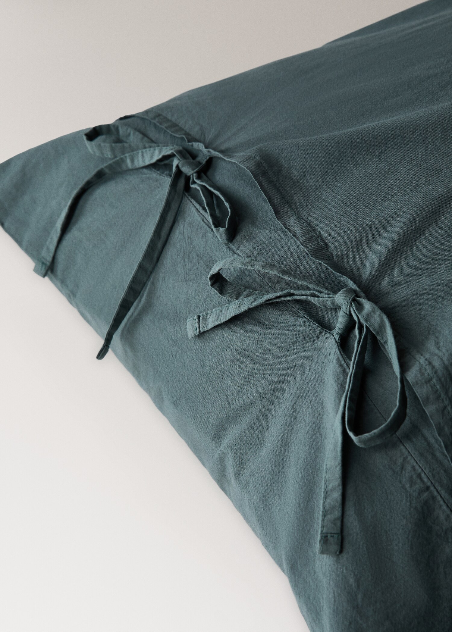 Kopfkissenbezug aus gewaschener Baumwolle mit Schleifen 45 x 110 cm - Detail des Artikels 2