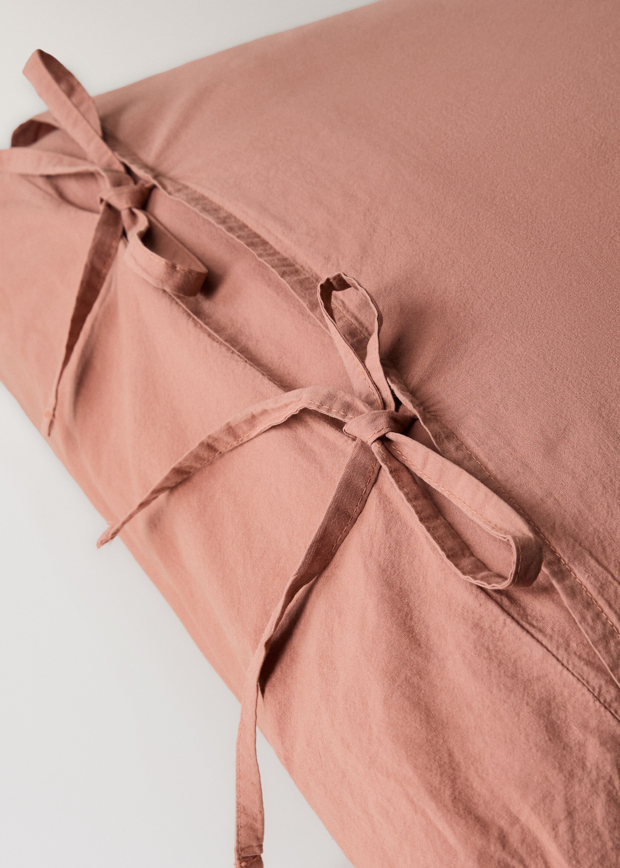 Two washed cotton pillowcases with ties 50x75 cm - Details of the article 1