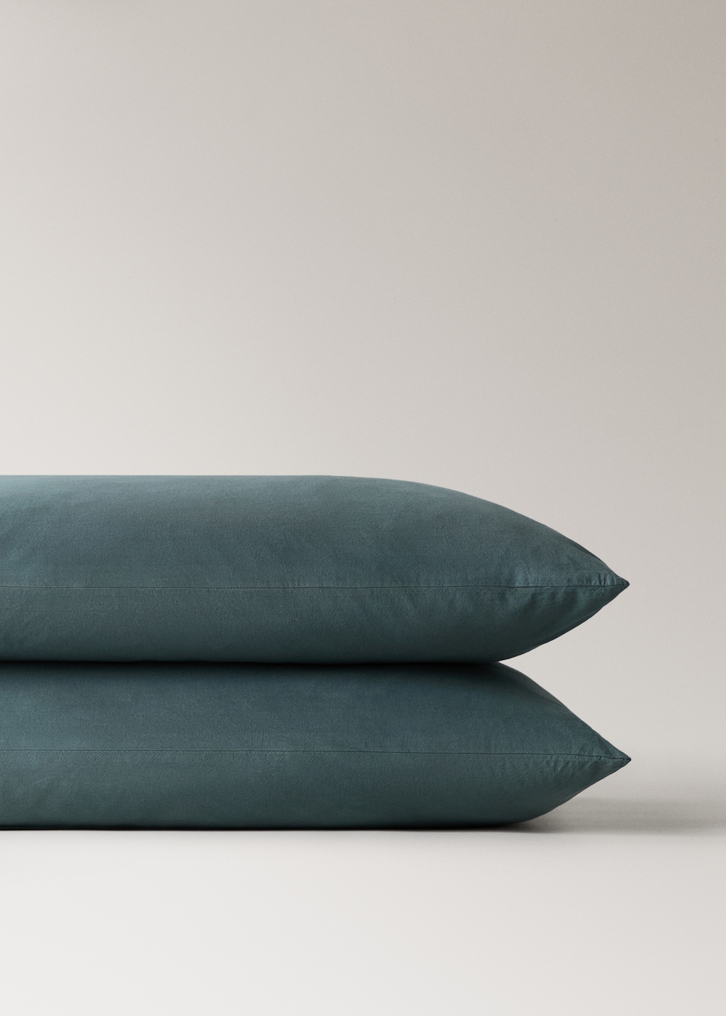 Two washed cotton pillowcases with ties 50x75 cm