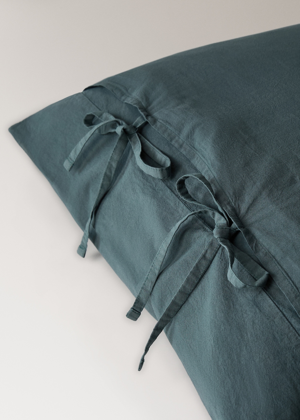 Two washed cotton pillowcases with ties 50x75 cm