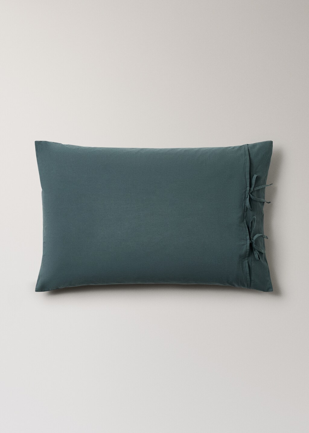 Two washed cotton pillowcases with ties 50x75 cm
