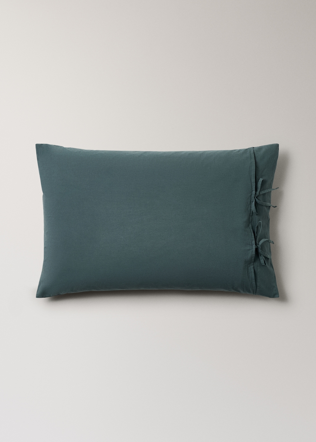 Two washed cotton pillowcases with ties 50x75 cm