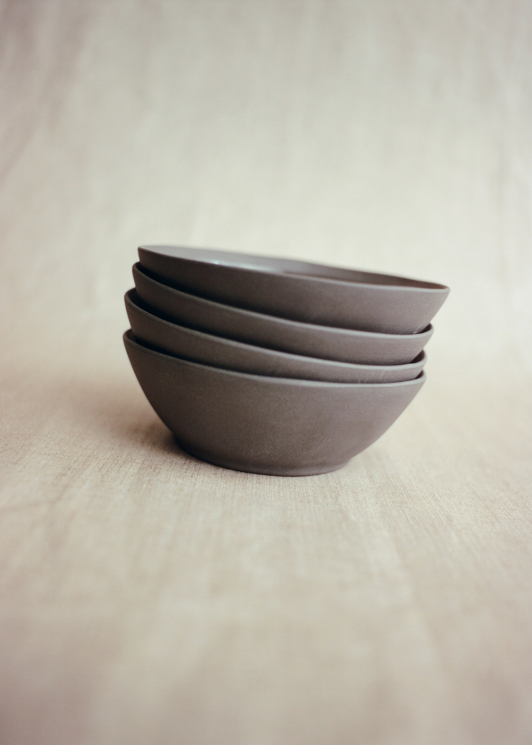 Schale aus recyceltem Gres - Detail des Artikels 6, Mittelbraun. Ref: 17012038-00.