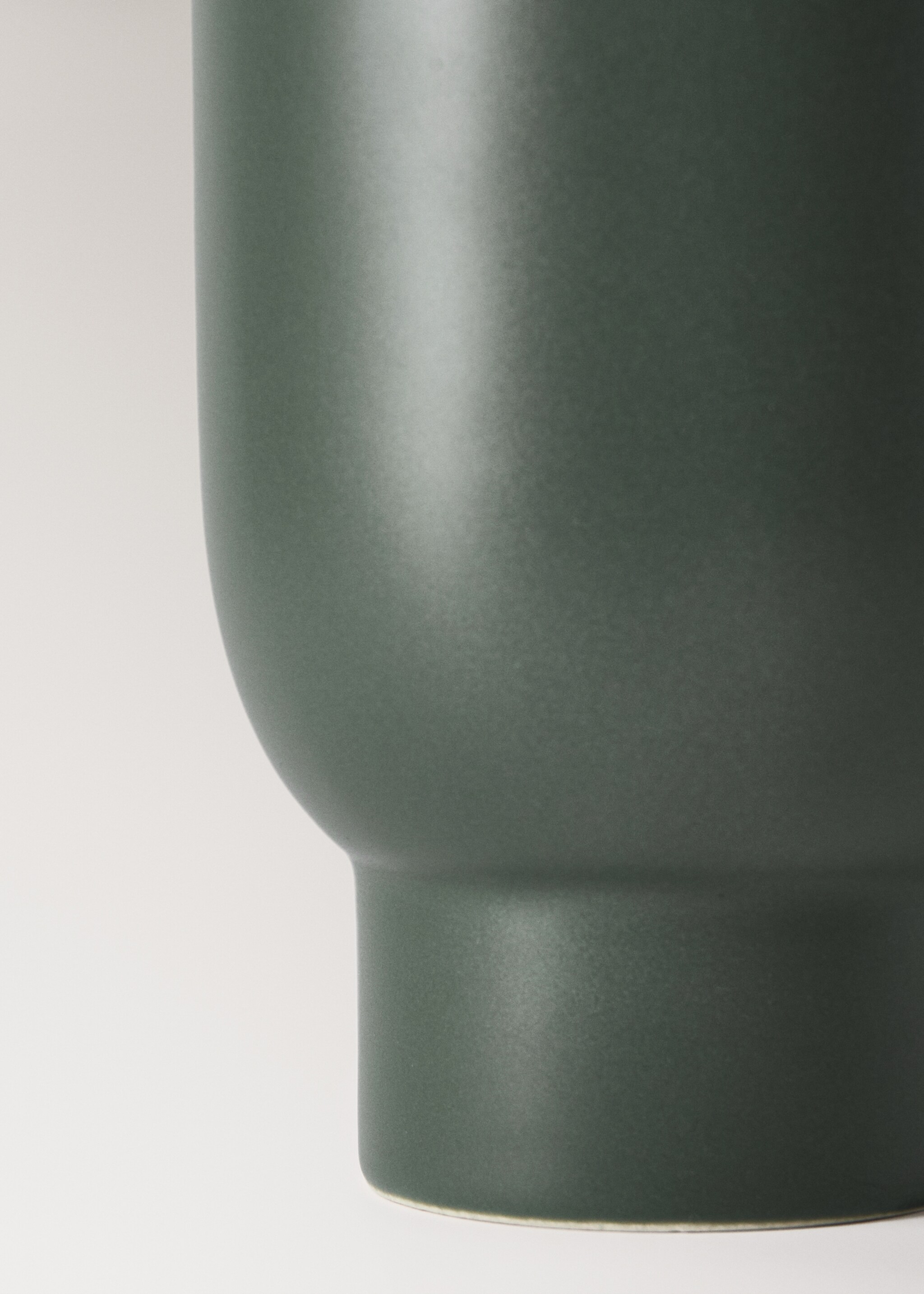 Cylindrical earthenware vase with handles - Details of the article 2, Forest Green. Ref: 17012044-00.