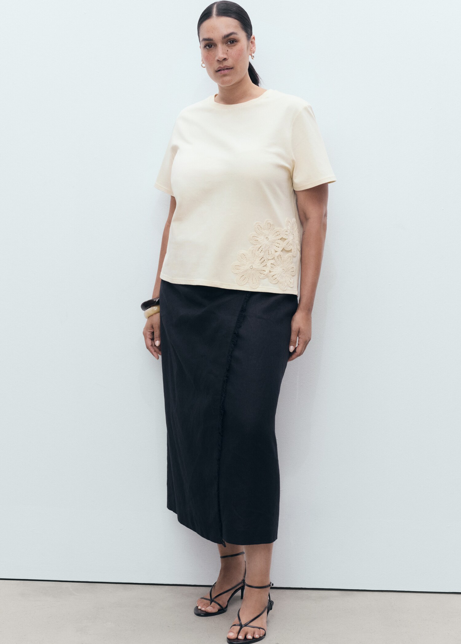 Floral-embroidered cotton t-shirt - Details of the article 3