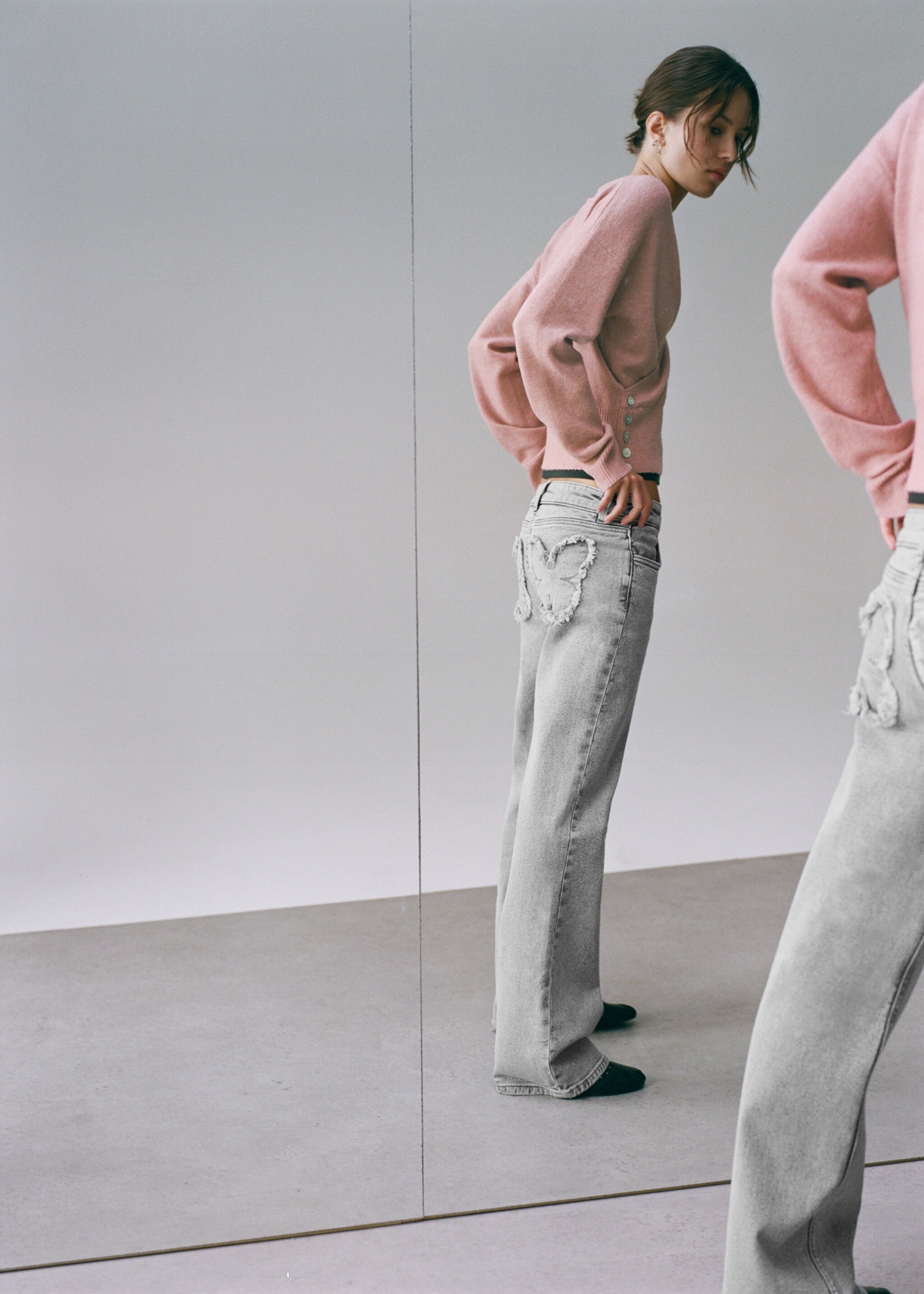 Straight jeans with embroidered butterflies - Details of the article 5, Denim Grey. Ref: 17012918-00.