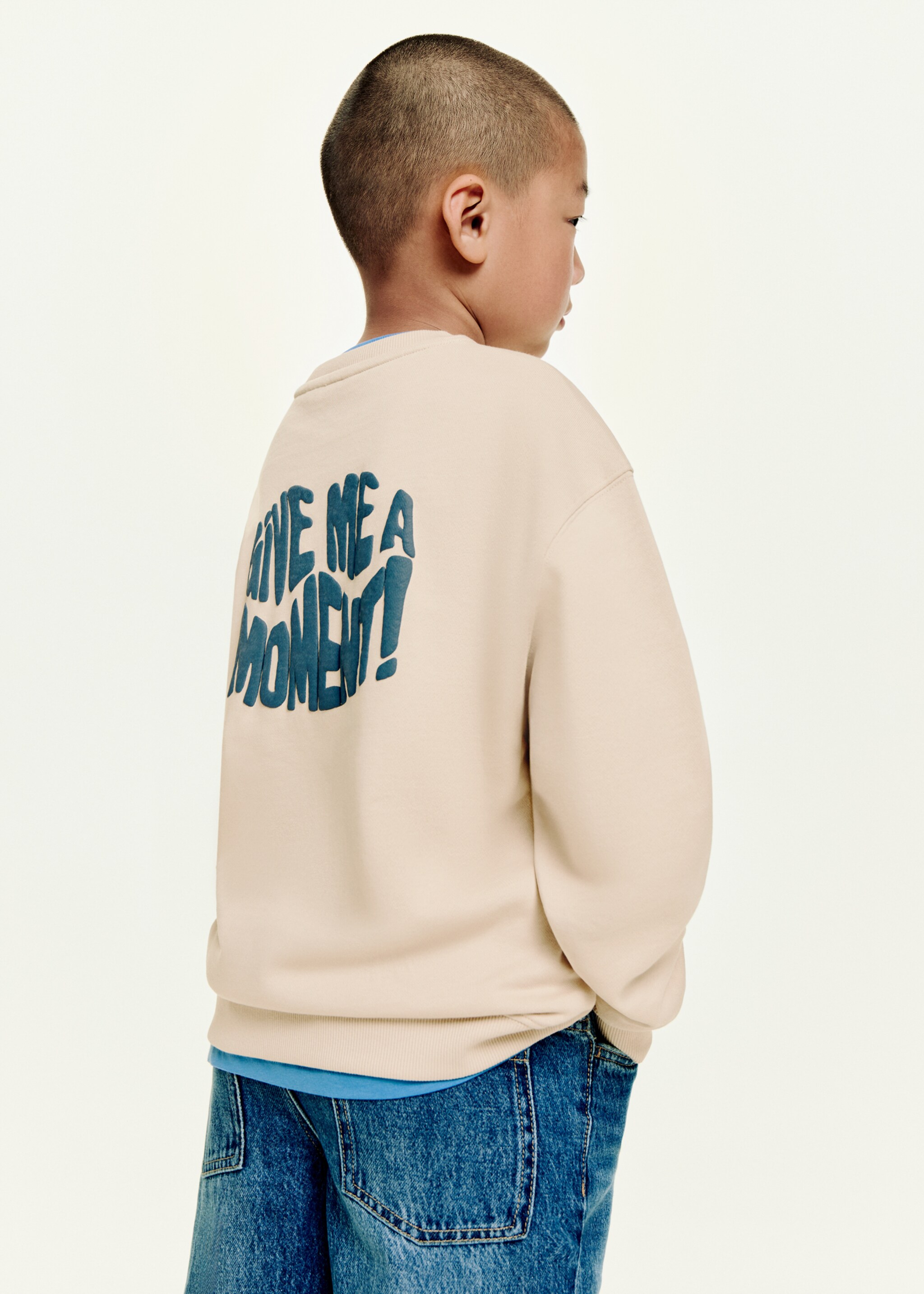 Sweat-shirt texte relief - Plan moyen