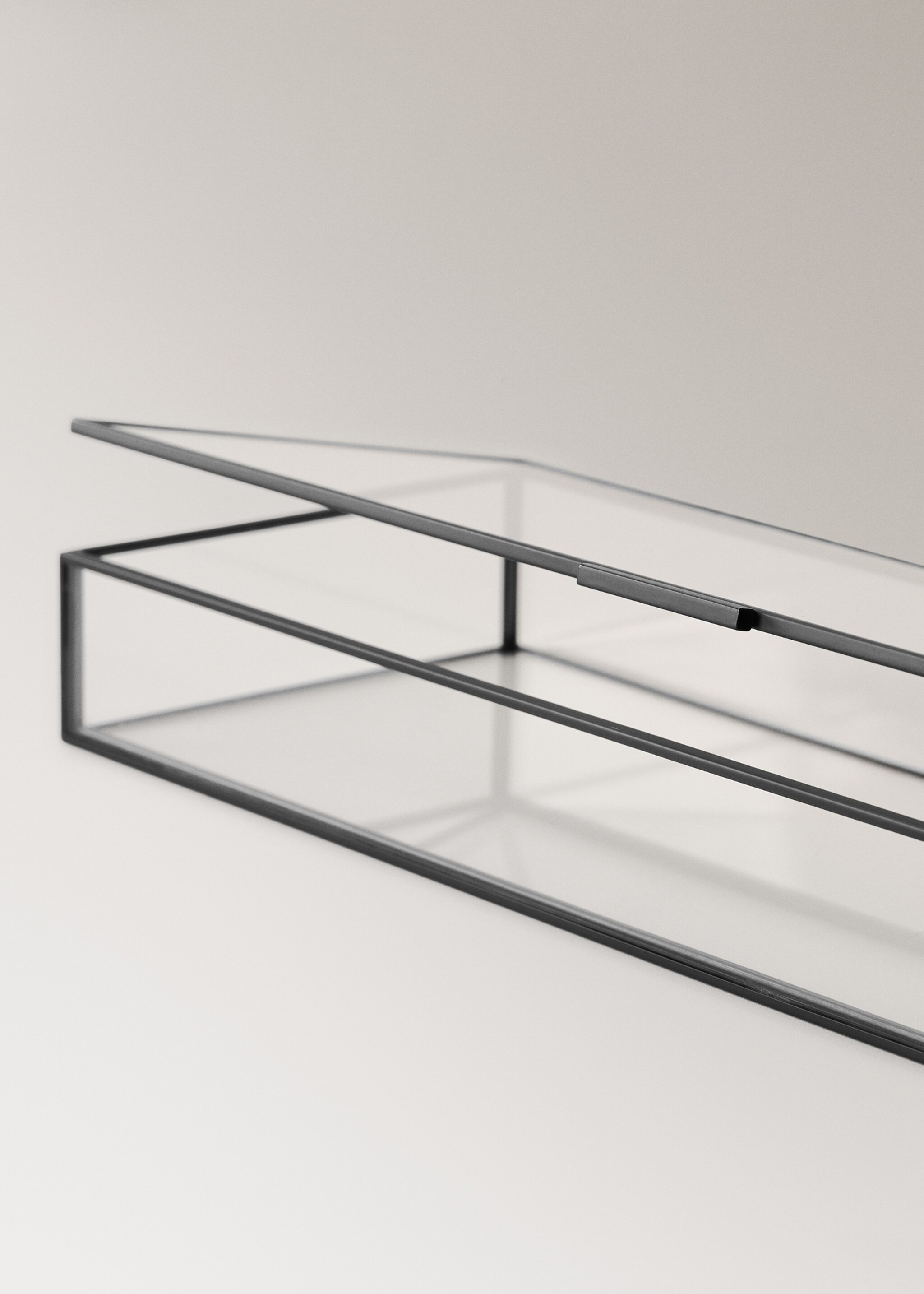 Medium jewellery box with metal profile - Details of the article 2