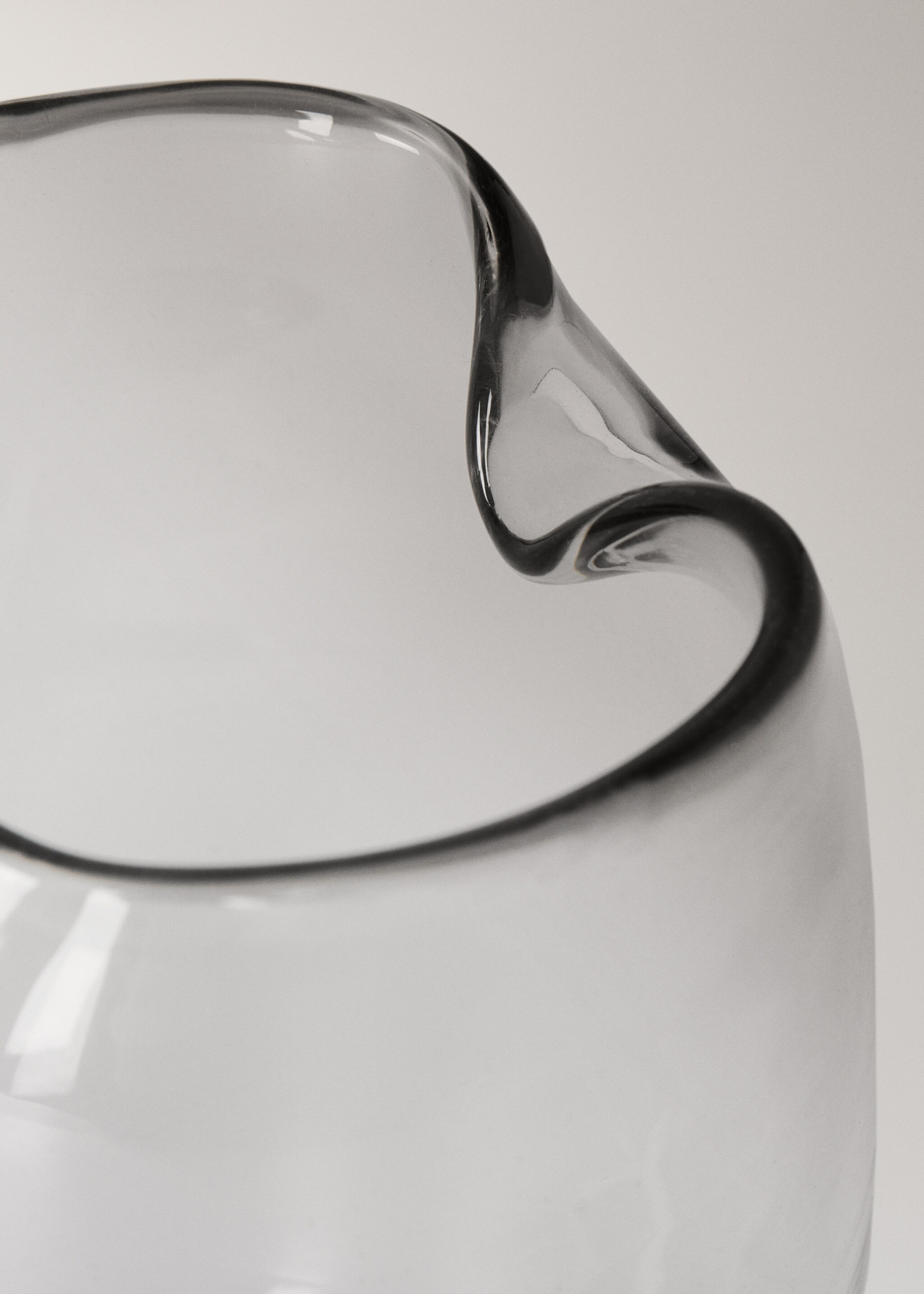 Irregular recycled glass vase - Details of the article 2, Ice Grey. Ref: 17013323-00.
