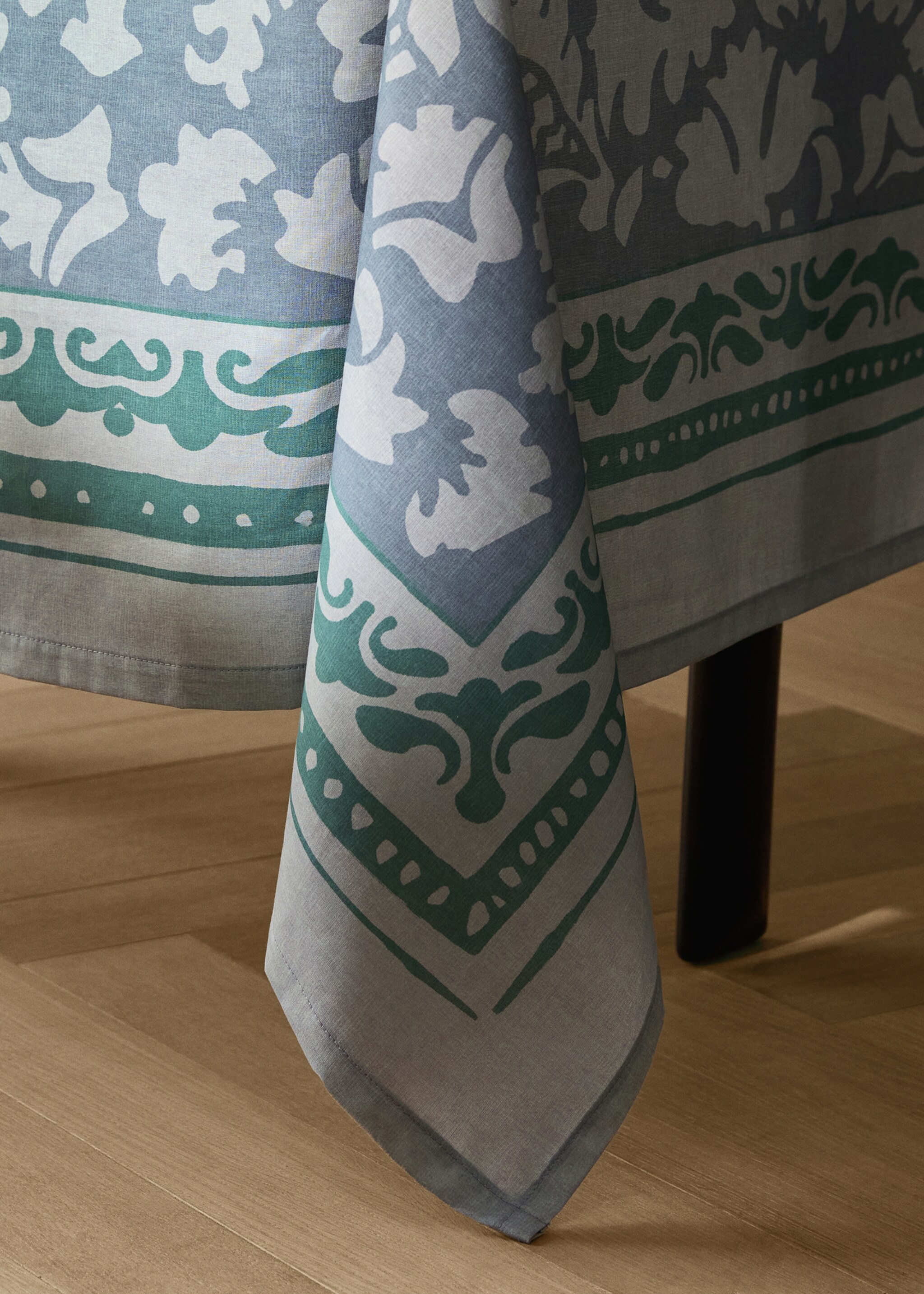 Nappe en toile imprimée pour 8 à 10 convives - Détail de l'article 8, Bleu encre. Ref: 17013329-00.