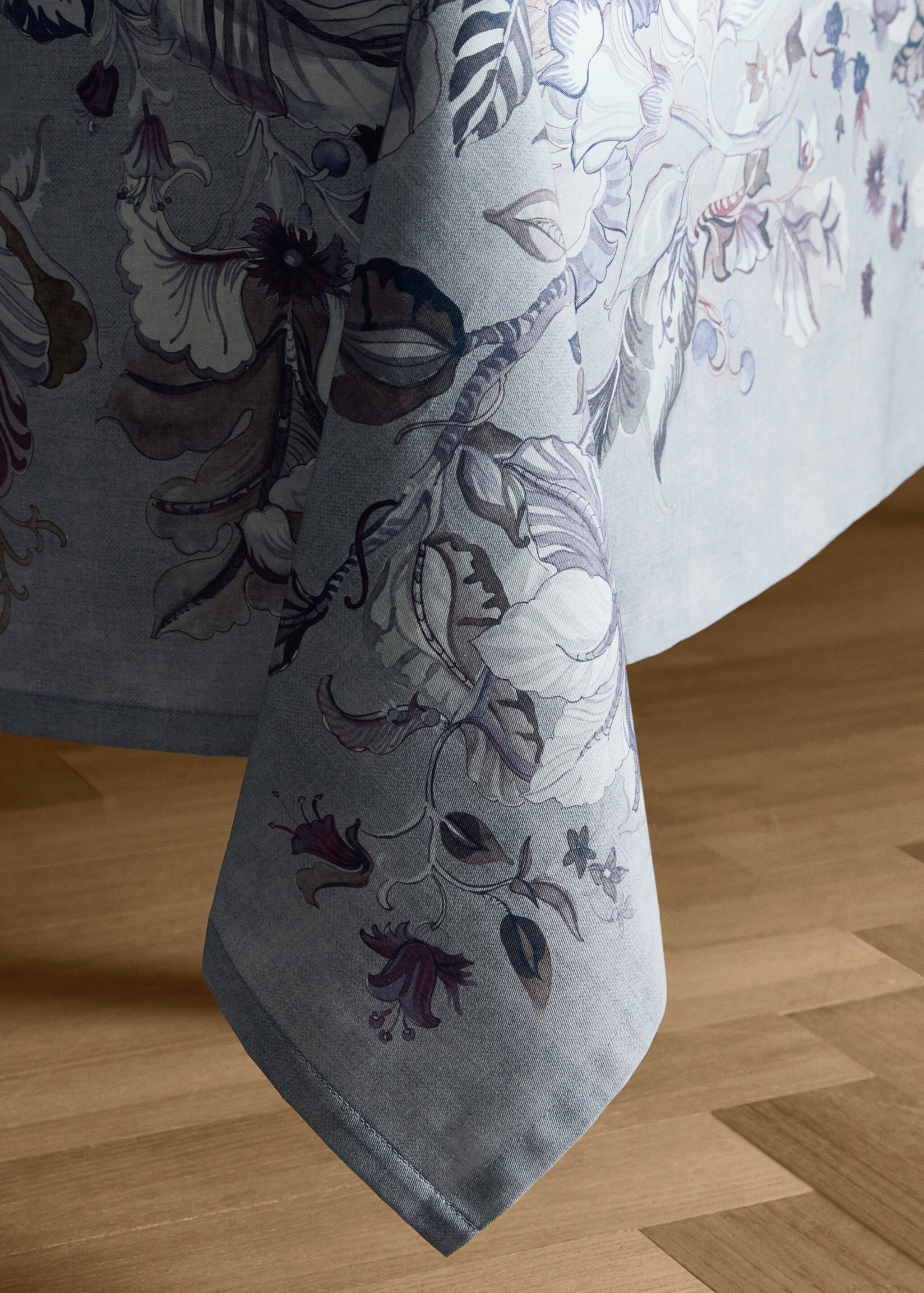 Floral cotton tablecloth for 6 to 8 guests - Details of the article 8, Ink Blue. Ref: 17013330-00.