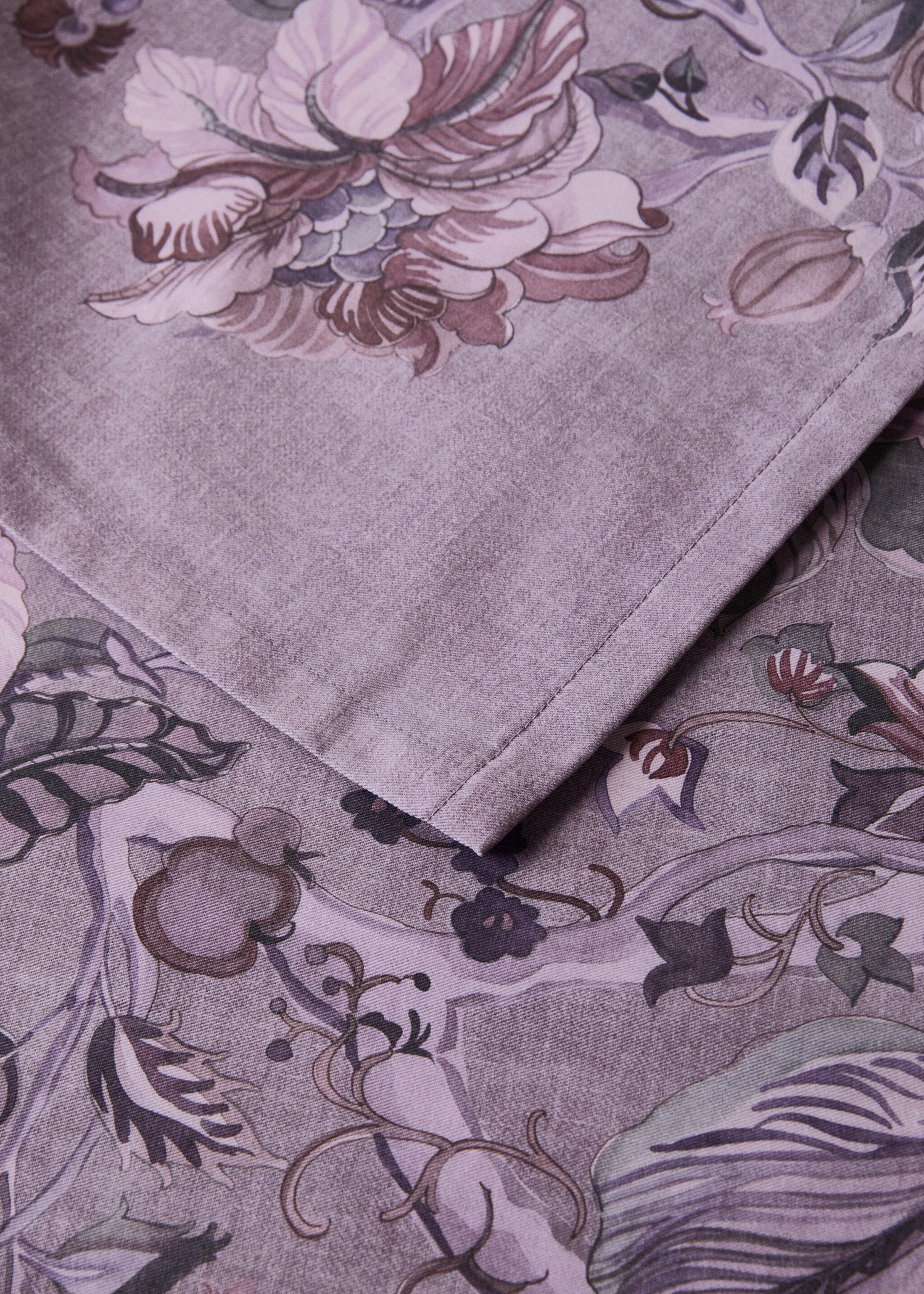 Cotton tablecloth with floral design for 6 to 8 diners - Details of the article 1, Plum. Ref: 17013330-00.