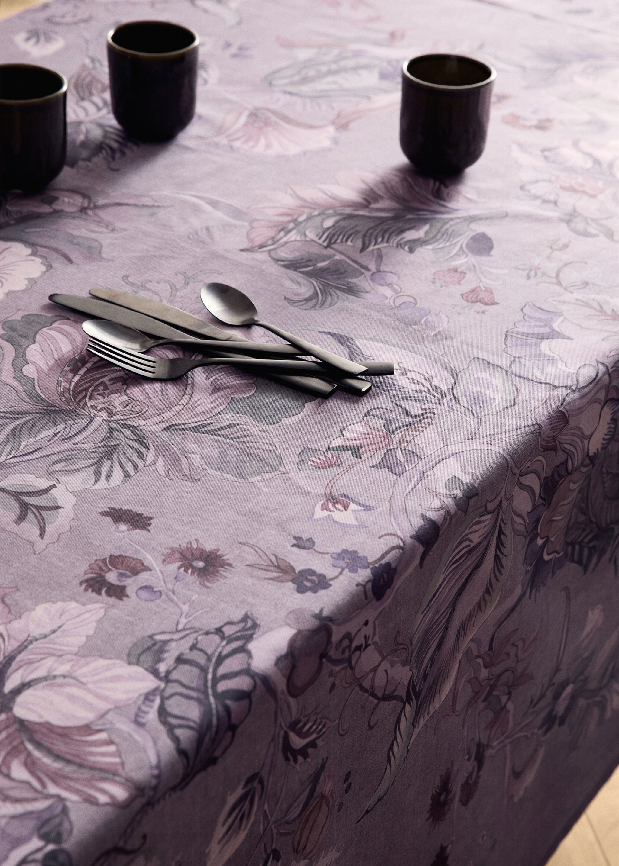 Cotton tablecloth with floral design for 6 to 8 diners - Details of the article 7, Plum. Ref: 17013330-00.
