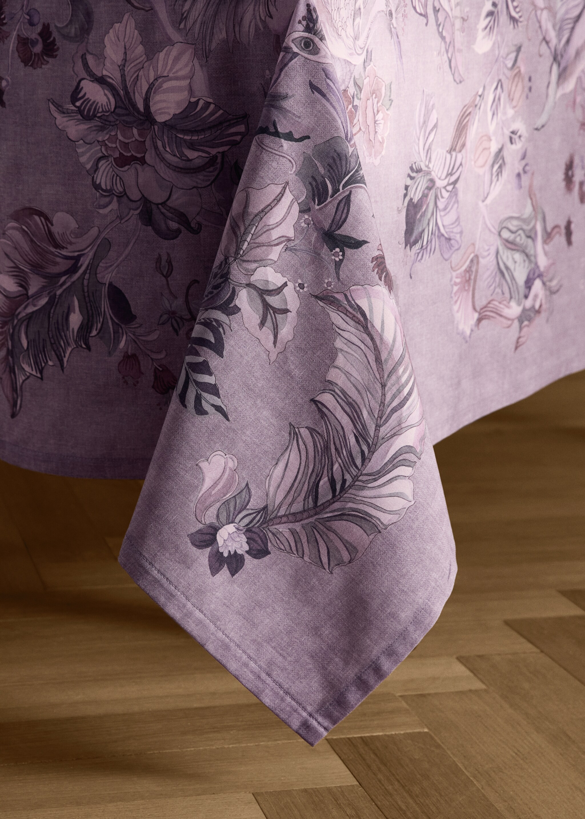 Cotton tablecloth with floral design for 6 to 8 diners - Details of the article 8, Plum. Ref: 17013330-00.