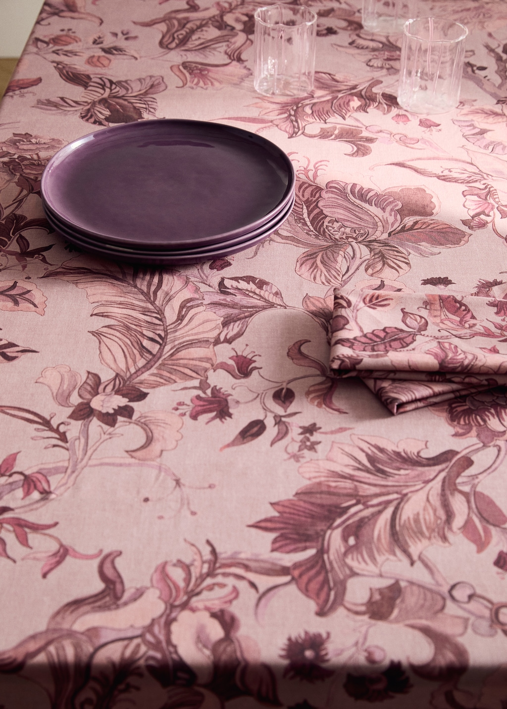 Cotton tablecloth with floral design for 6 to 8 diners