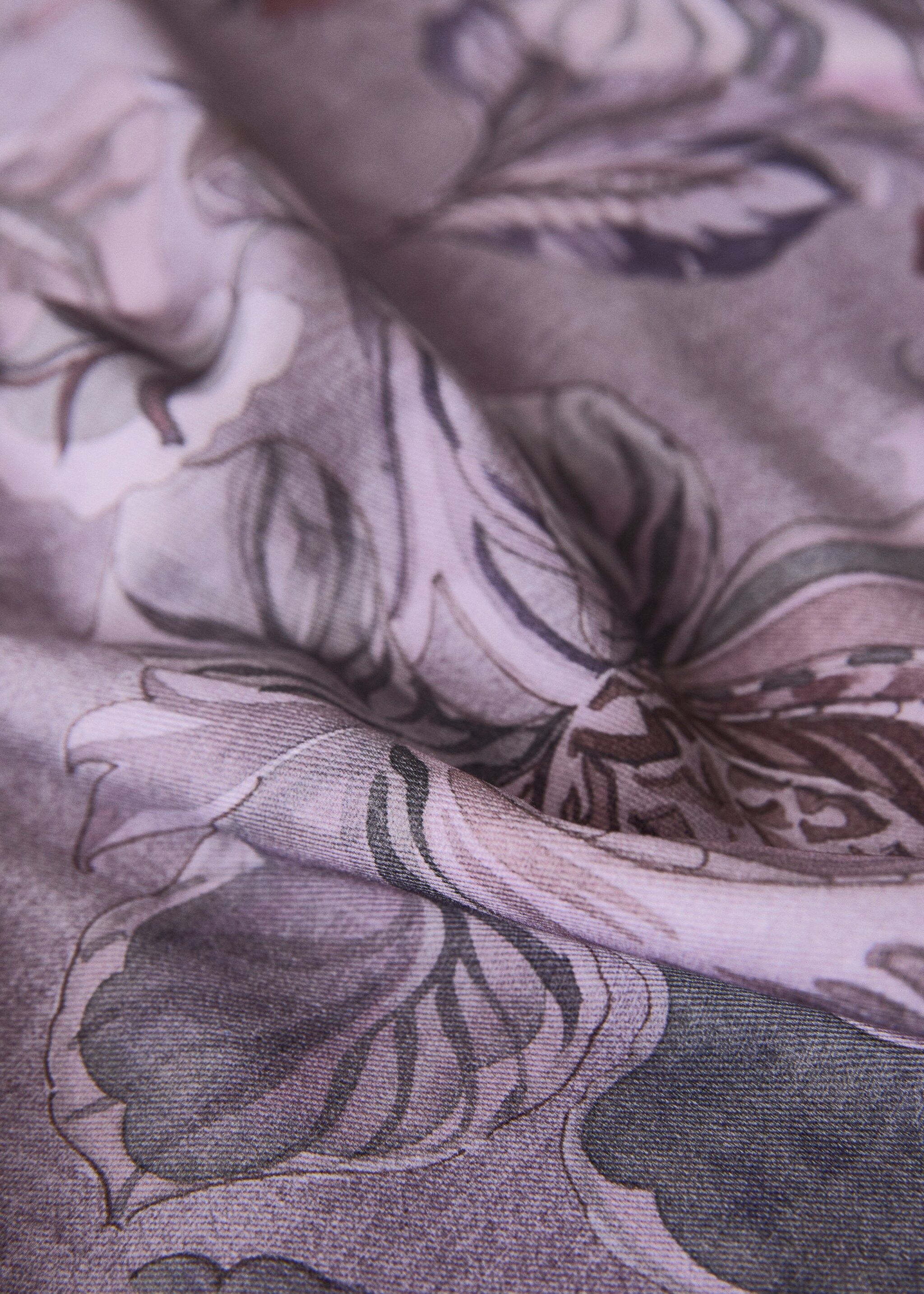 Cotton tablecloth with floral design for 8 to 10 diners - Details of the article 2, Plum. Ref: 17013331-00.