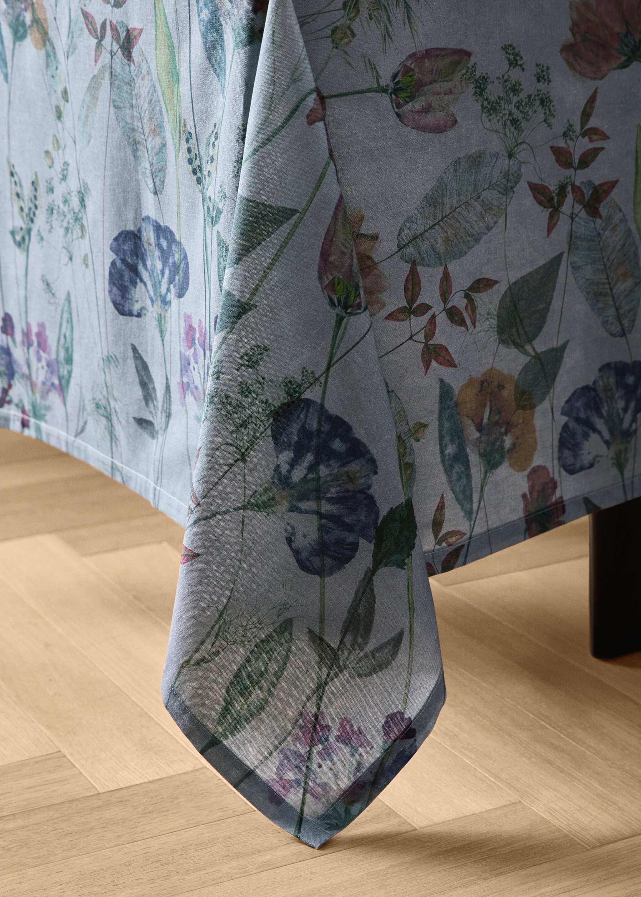 Tablecloth vansapat - Details of the article 8, Ink Blue. Ref: 17013335-00.